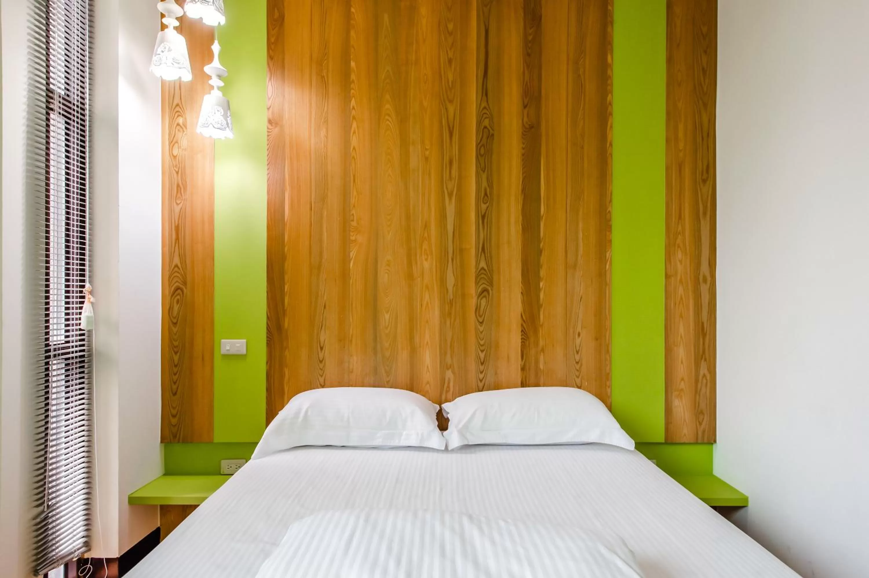 Photo of the whole room, Bed in lightness Station Inn