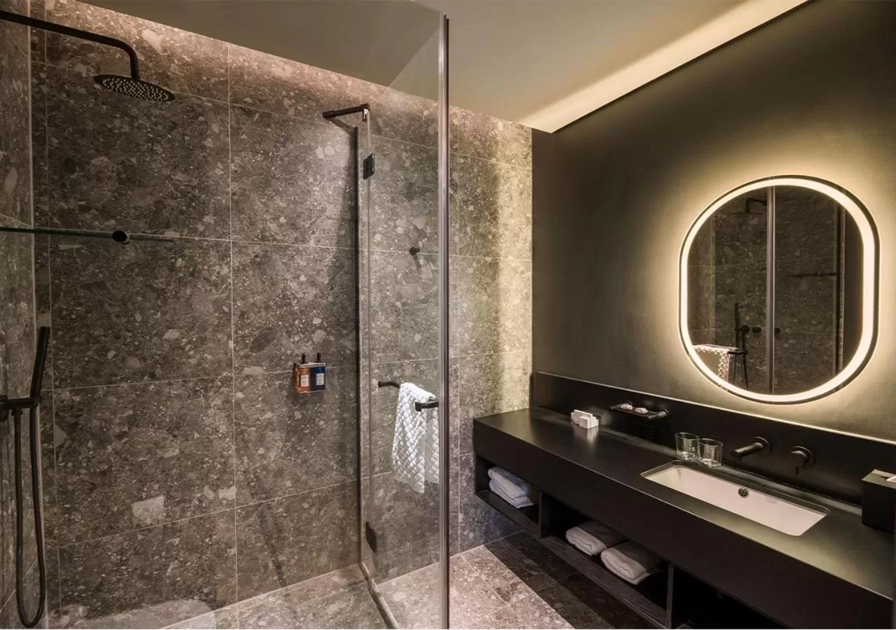 Shower in The Rockefeller Hotel by NEWMARK