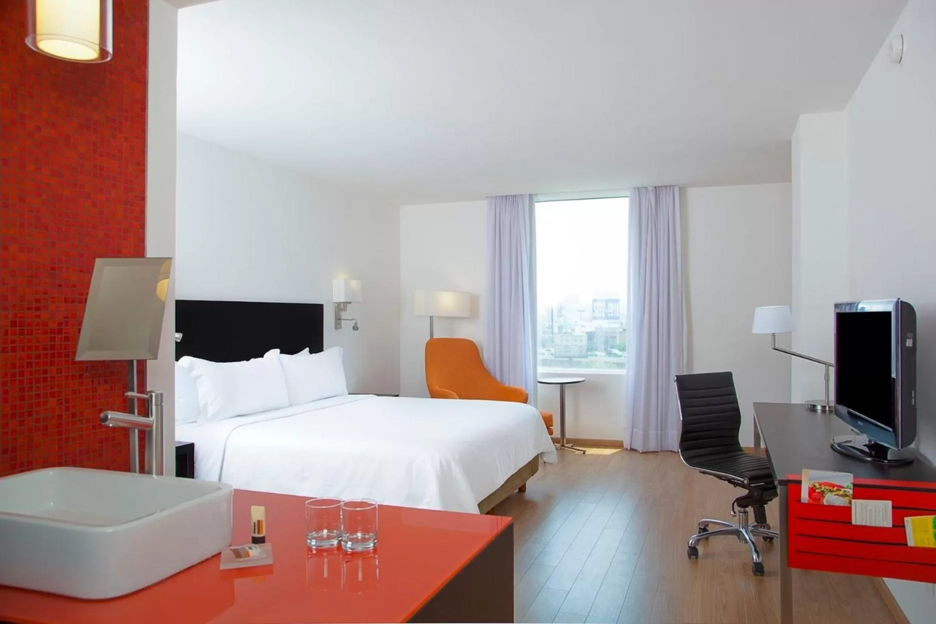 Photo of the whole room, Bed in Fiesta Inn Express Naucalpan