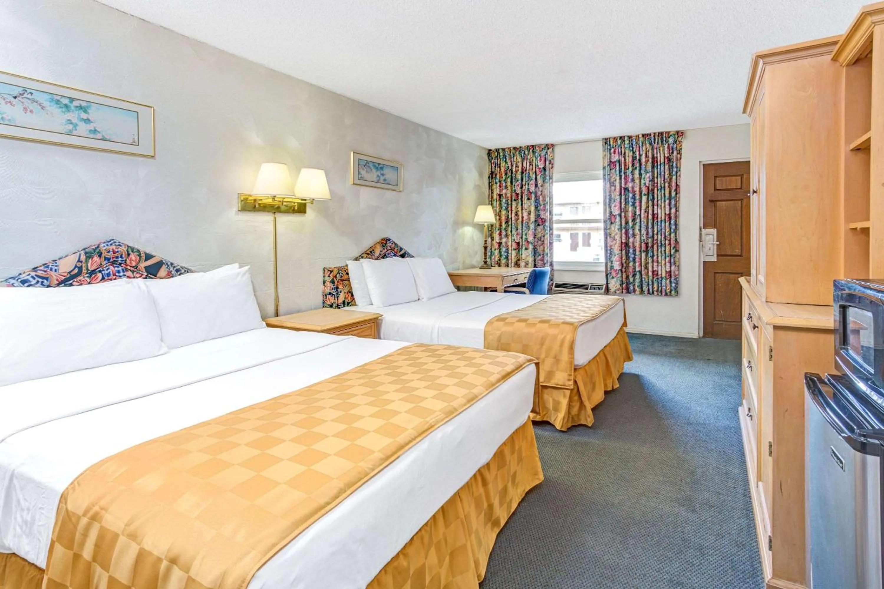 Photo of the whole room, Bed in Knights Inn Kissimmee