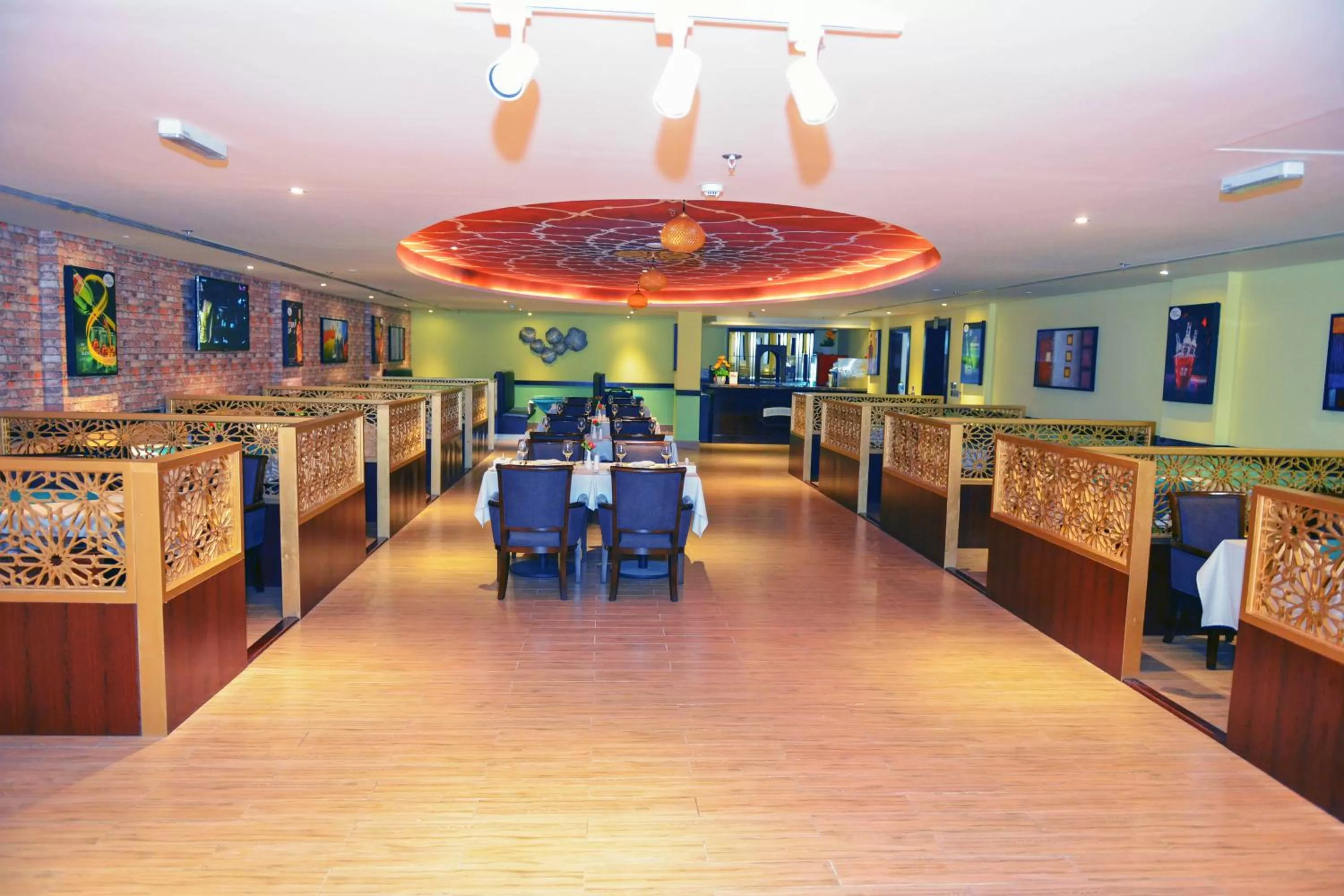 Restaurant/places to eat in Meshal Hotel