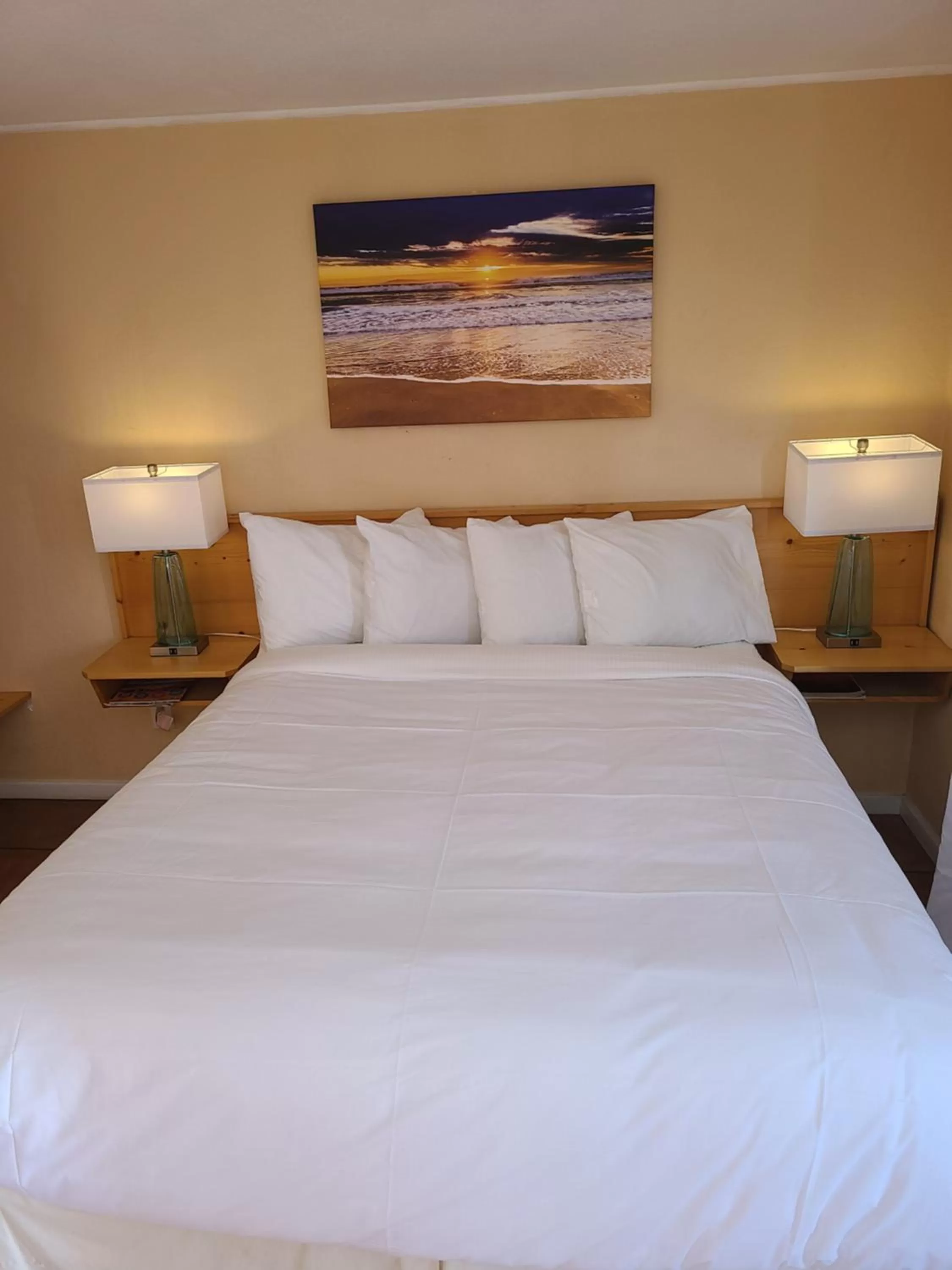 Queen Room in Sunny Cove Motel