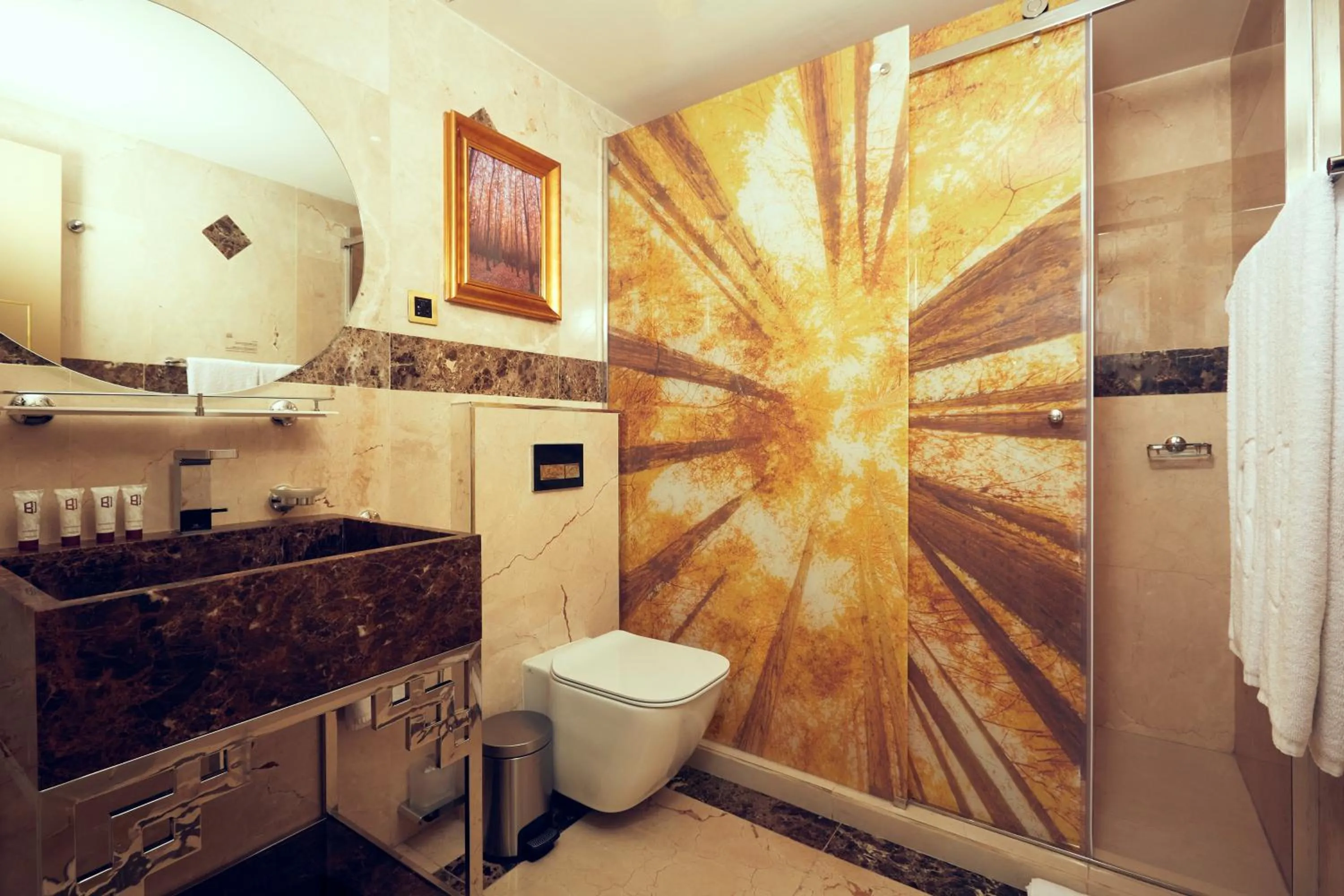 Shower in Number One Oxford Street Hotel & Suites