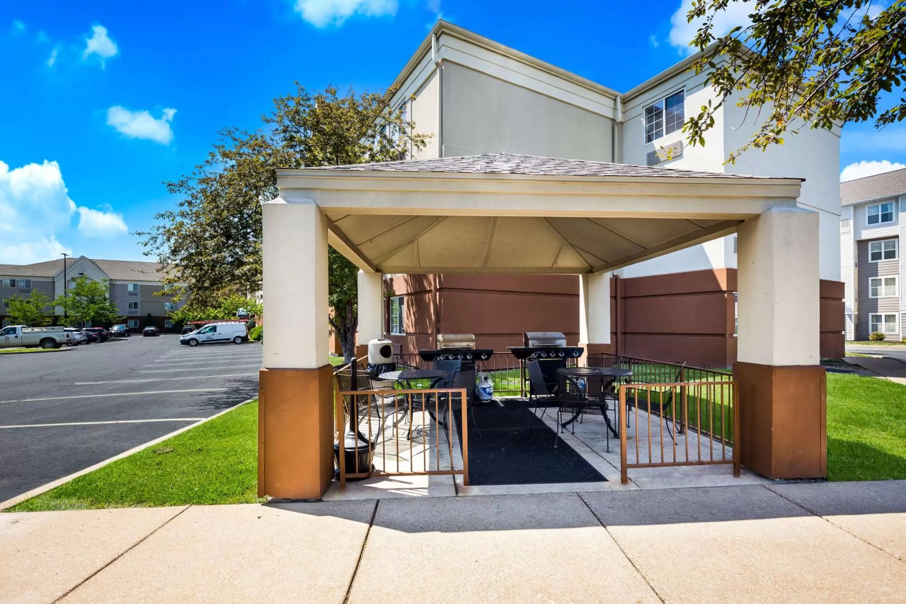 Property building in Sonesta Simply Suites St Louis Earth City