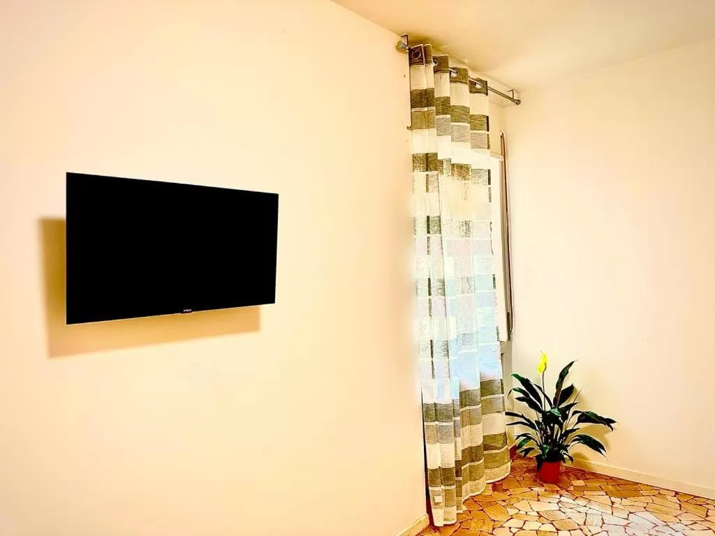 Communal lounge/ TV room in Happy Stay