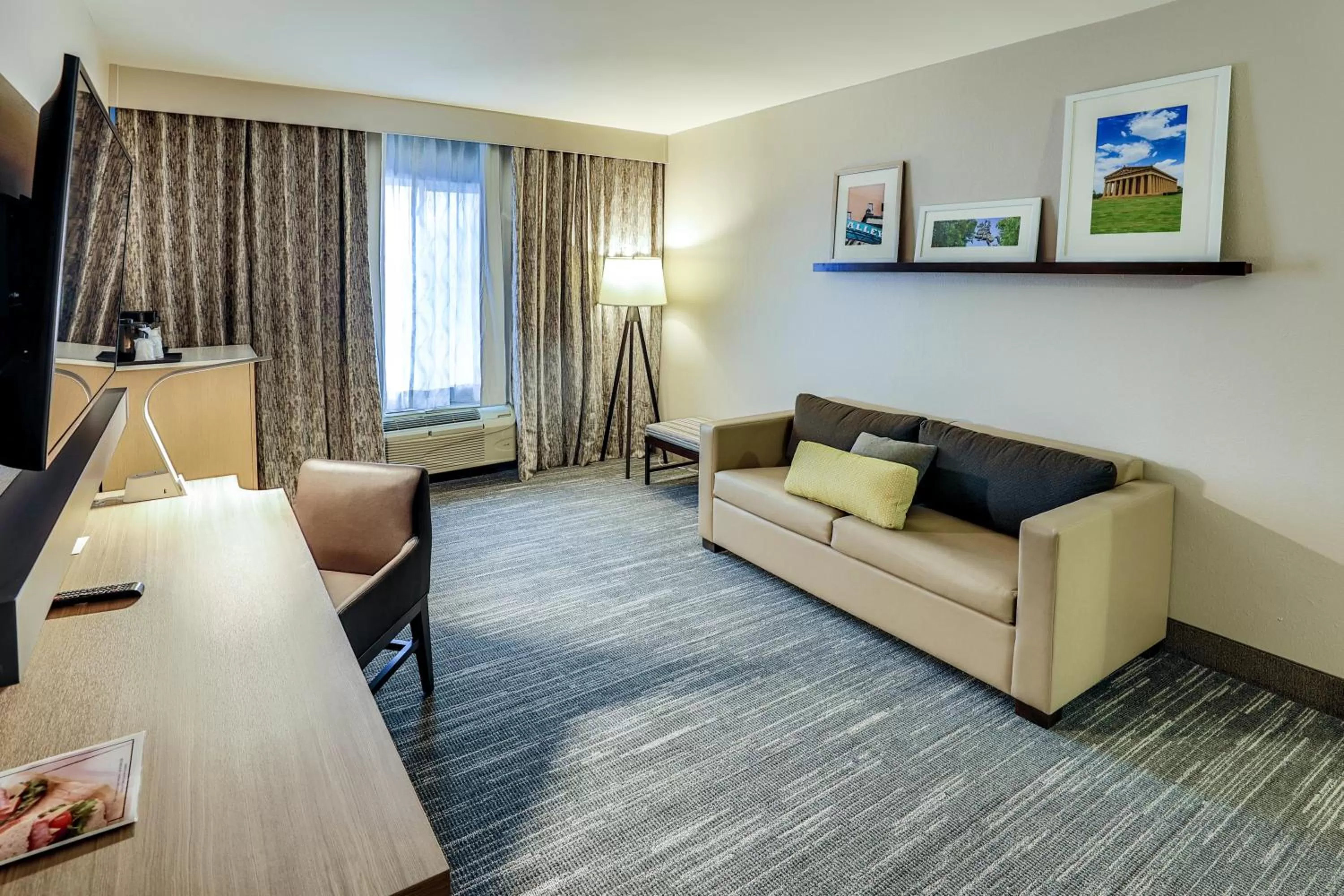 Living room in Country Inn & Suites by Radisson Nashville Airport TN