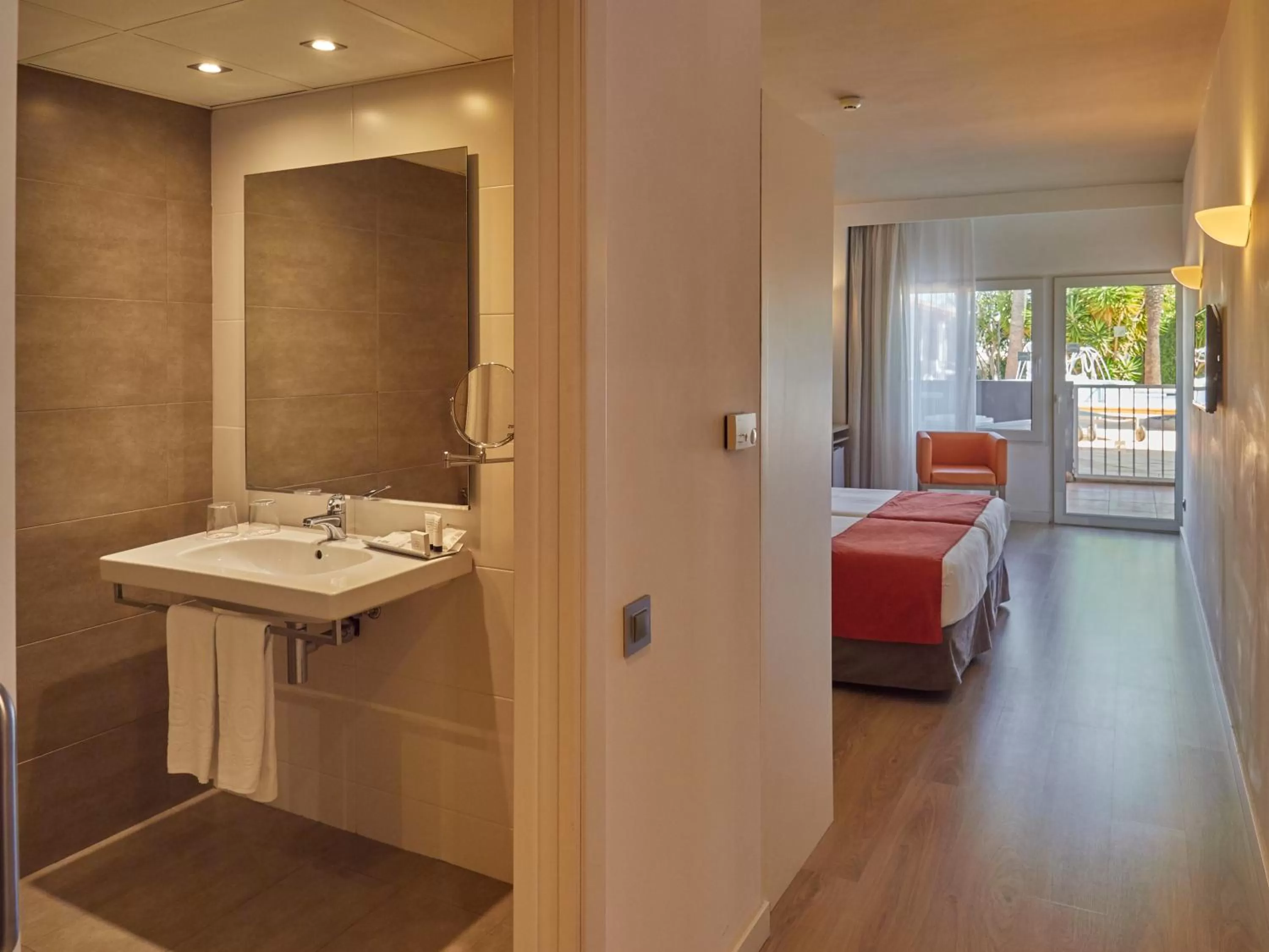 Bathroom, Bed in BQ Augusta Hotel