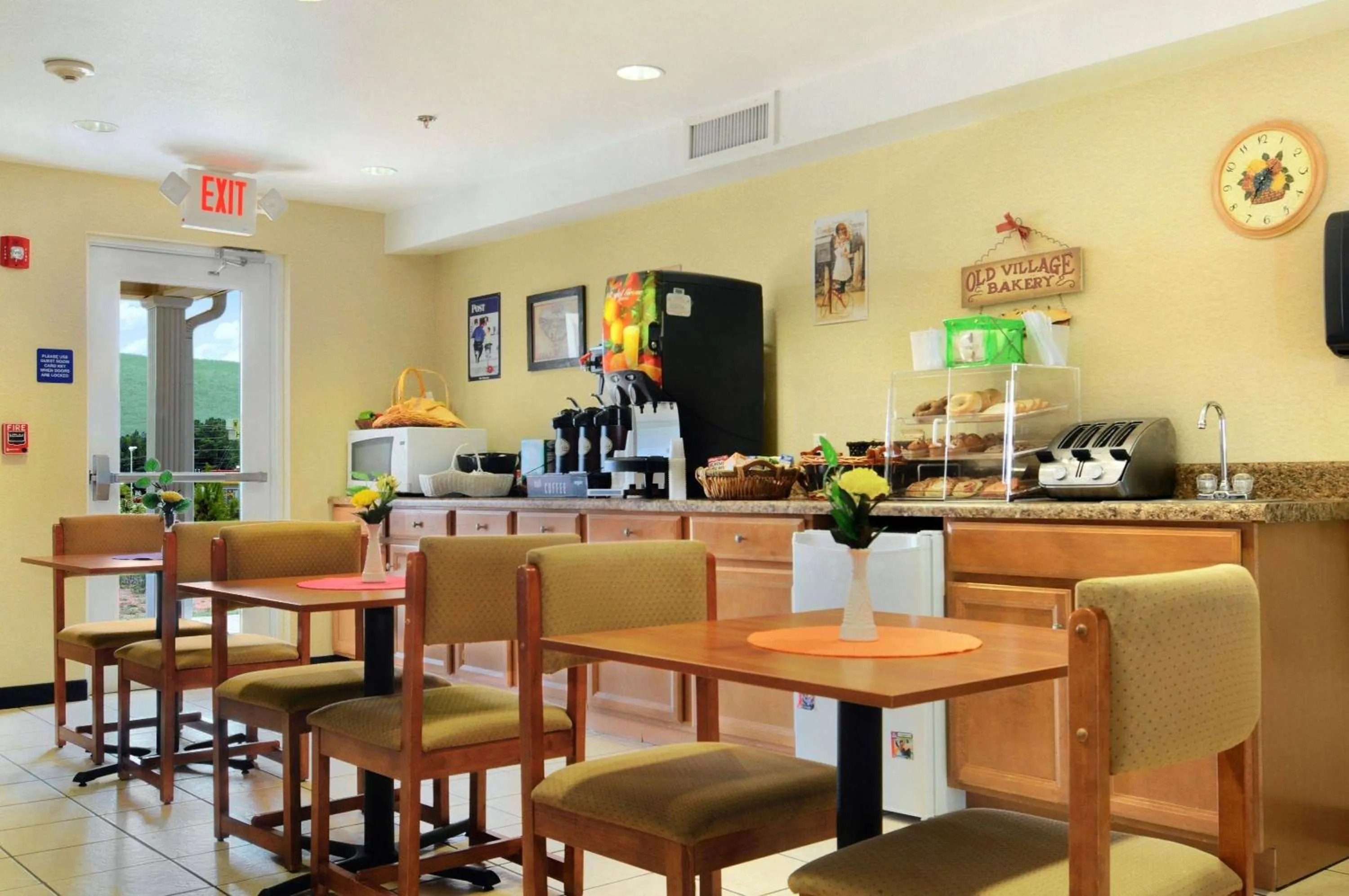 Restaurant/places to eat in Microtel Inn & Suites by Wyndham Huntsville