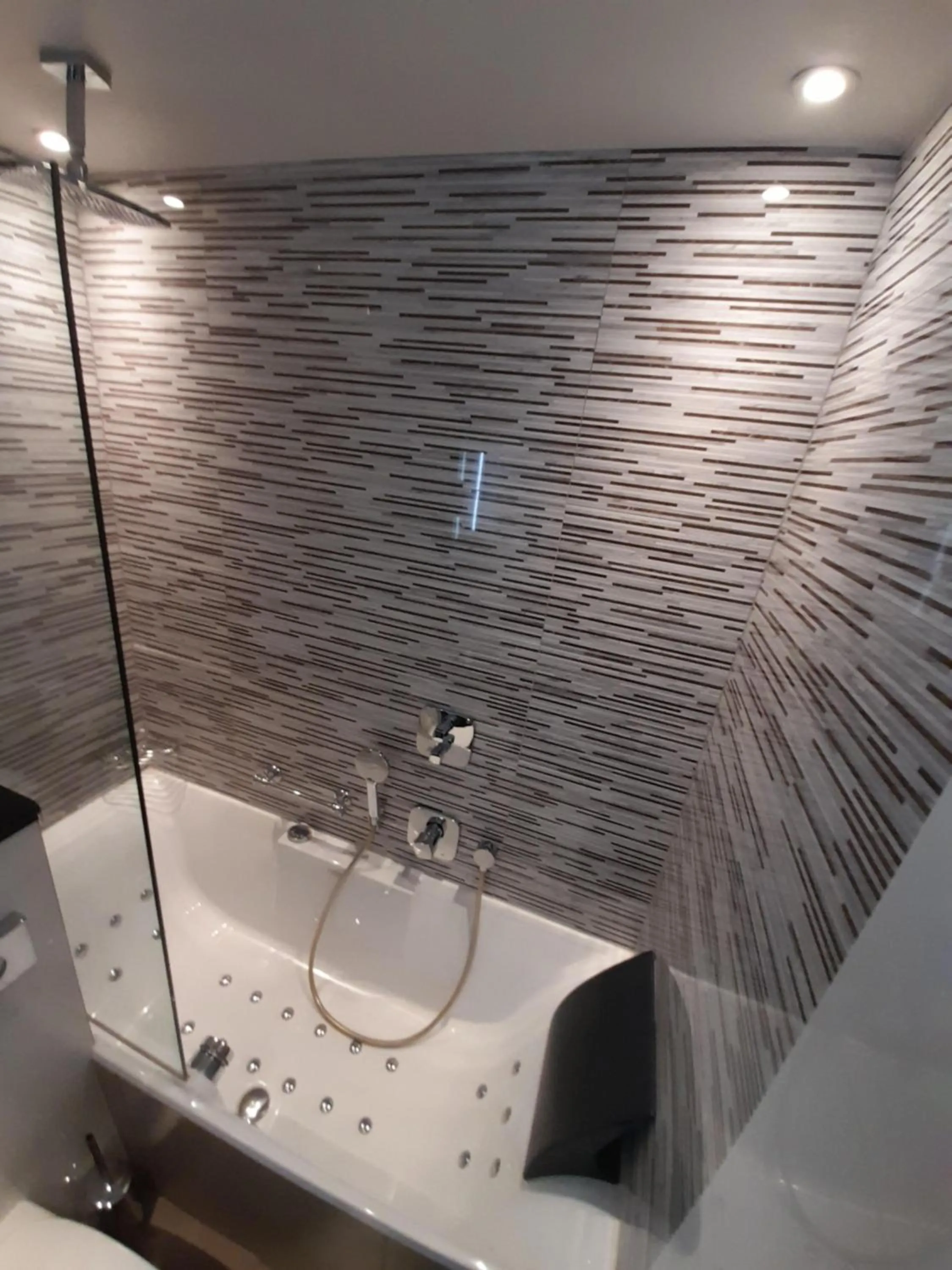 Bathroom in Mercure Paris Arc de Triomphe Wagram