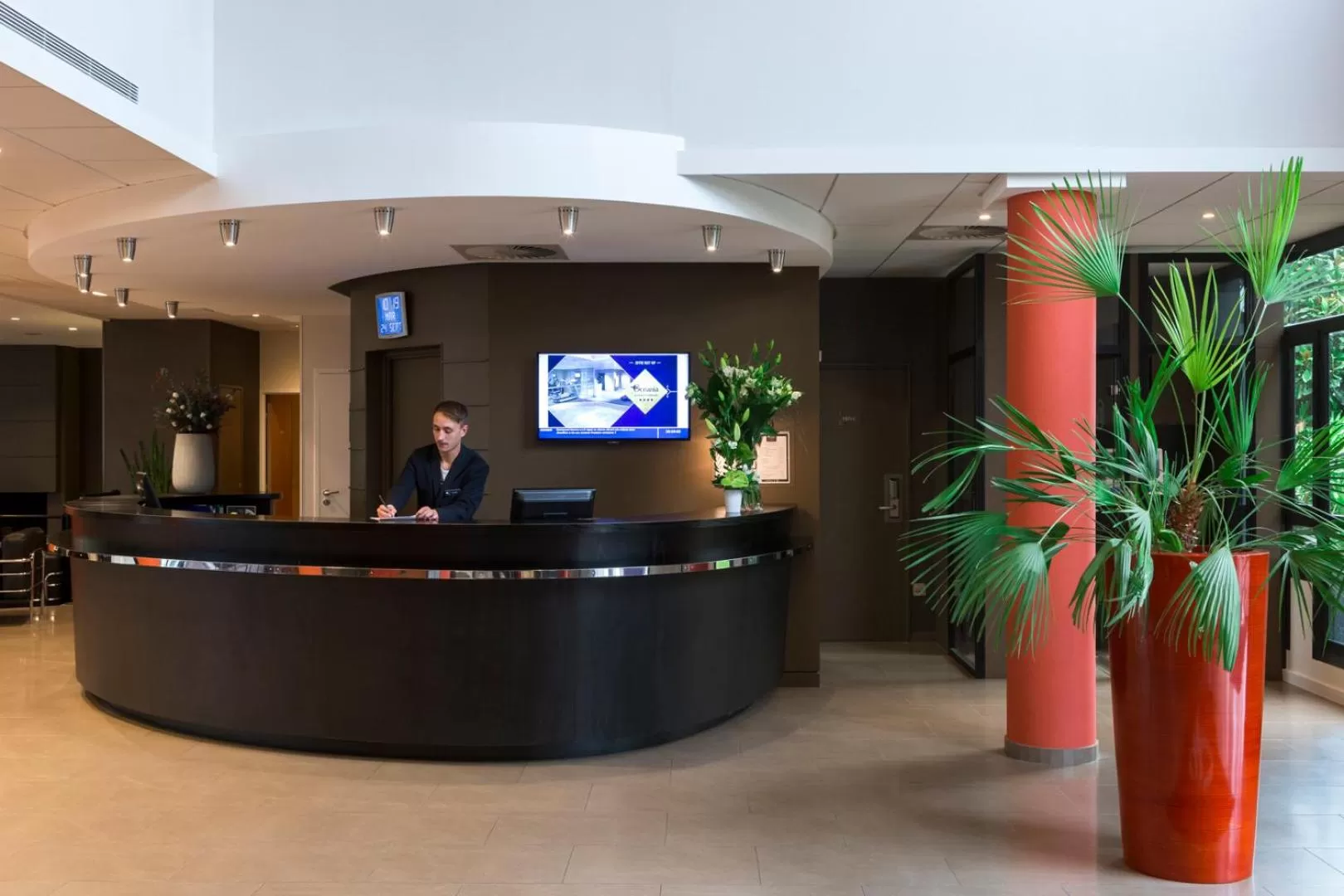 Lobby or reception in Hôtel Oceania Nantes Aéroport