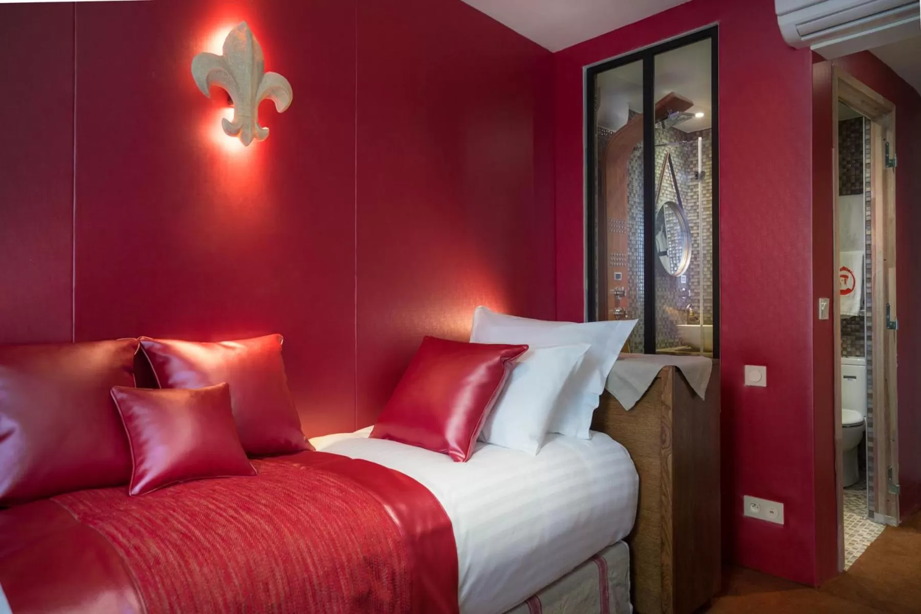 Property building, Bed in Le Temple De Jeanne