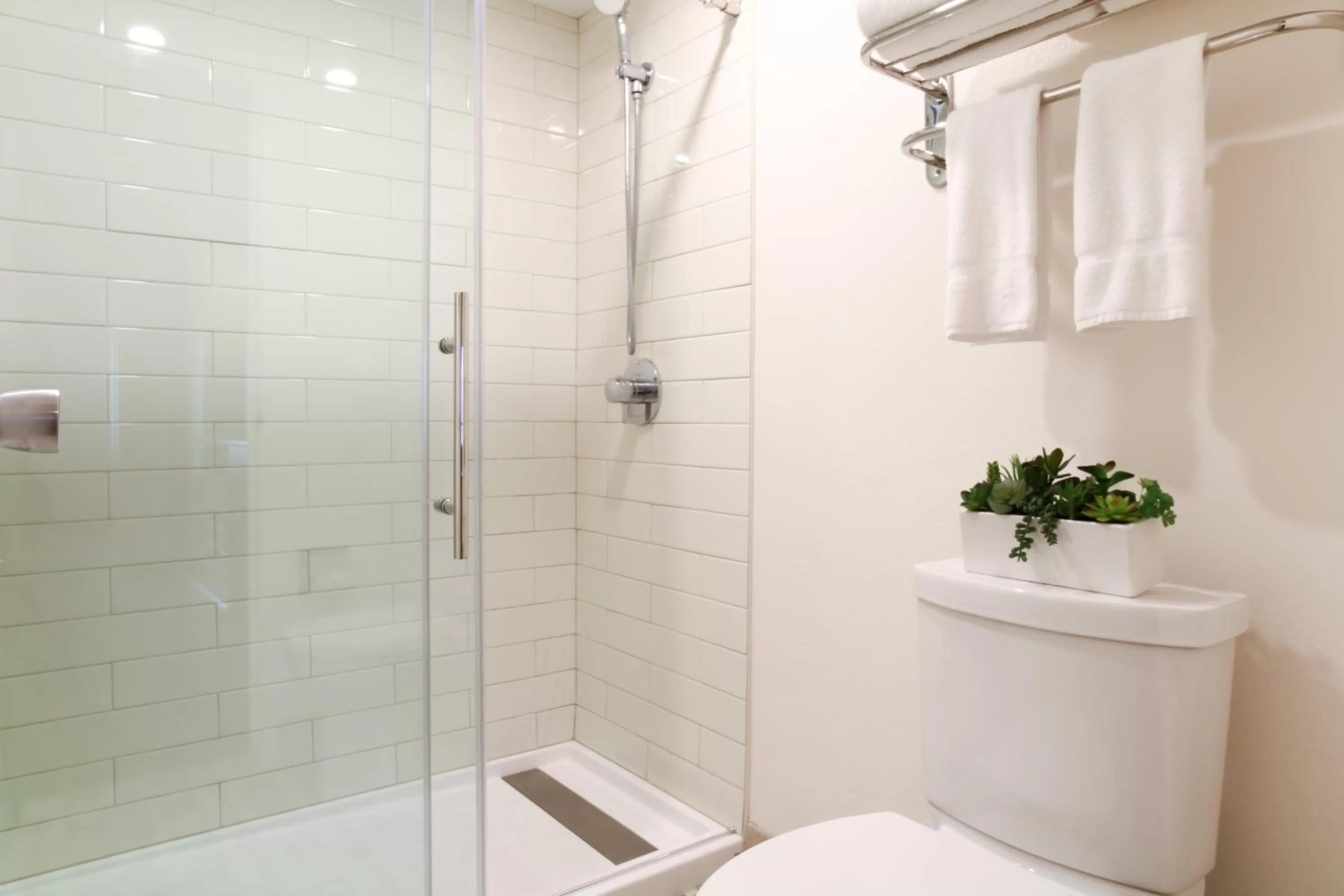 Bathroom in Oxford Suites Pismo Beach