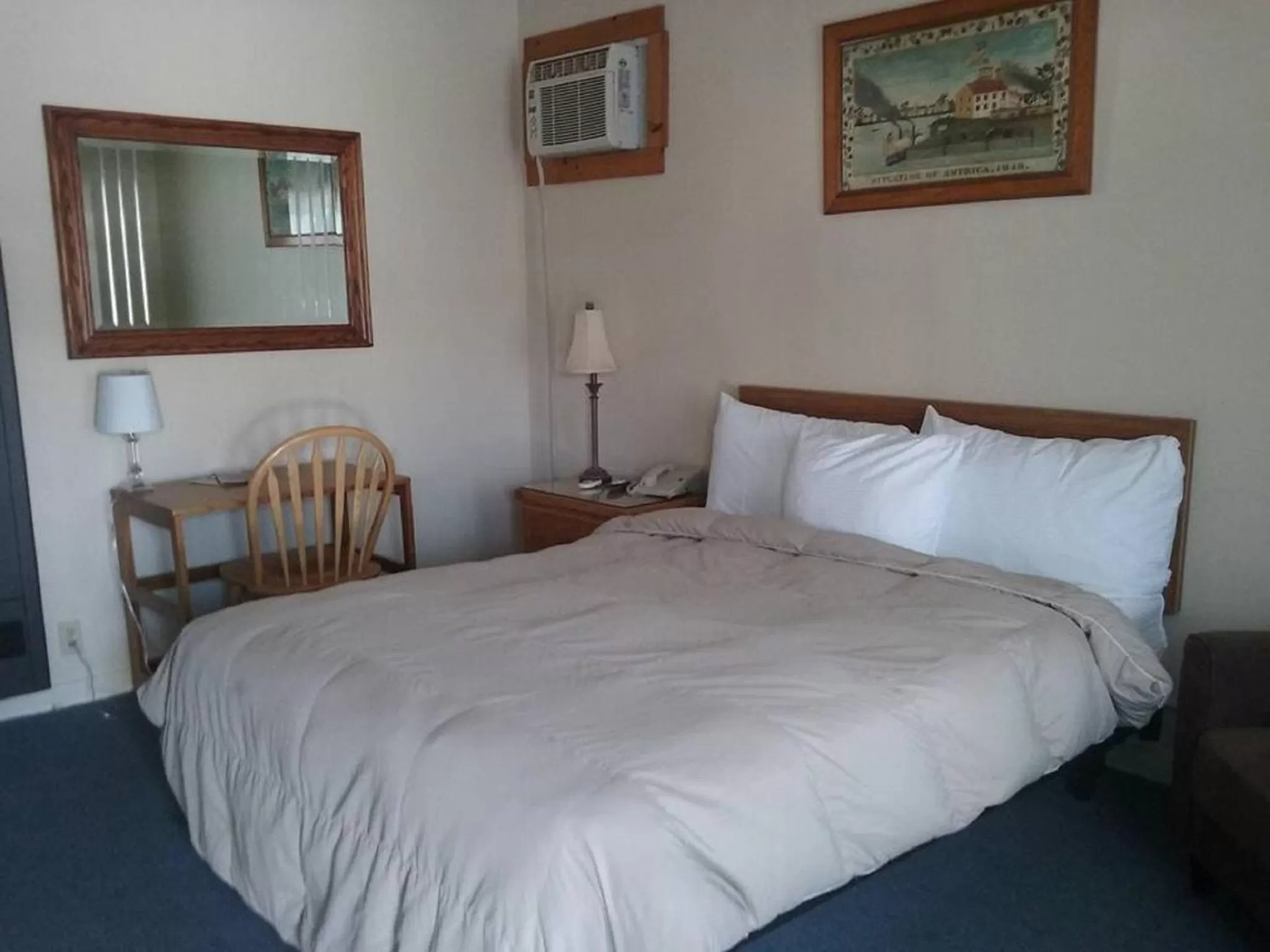 Bed in Bishop Village Motel