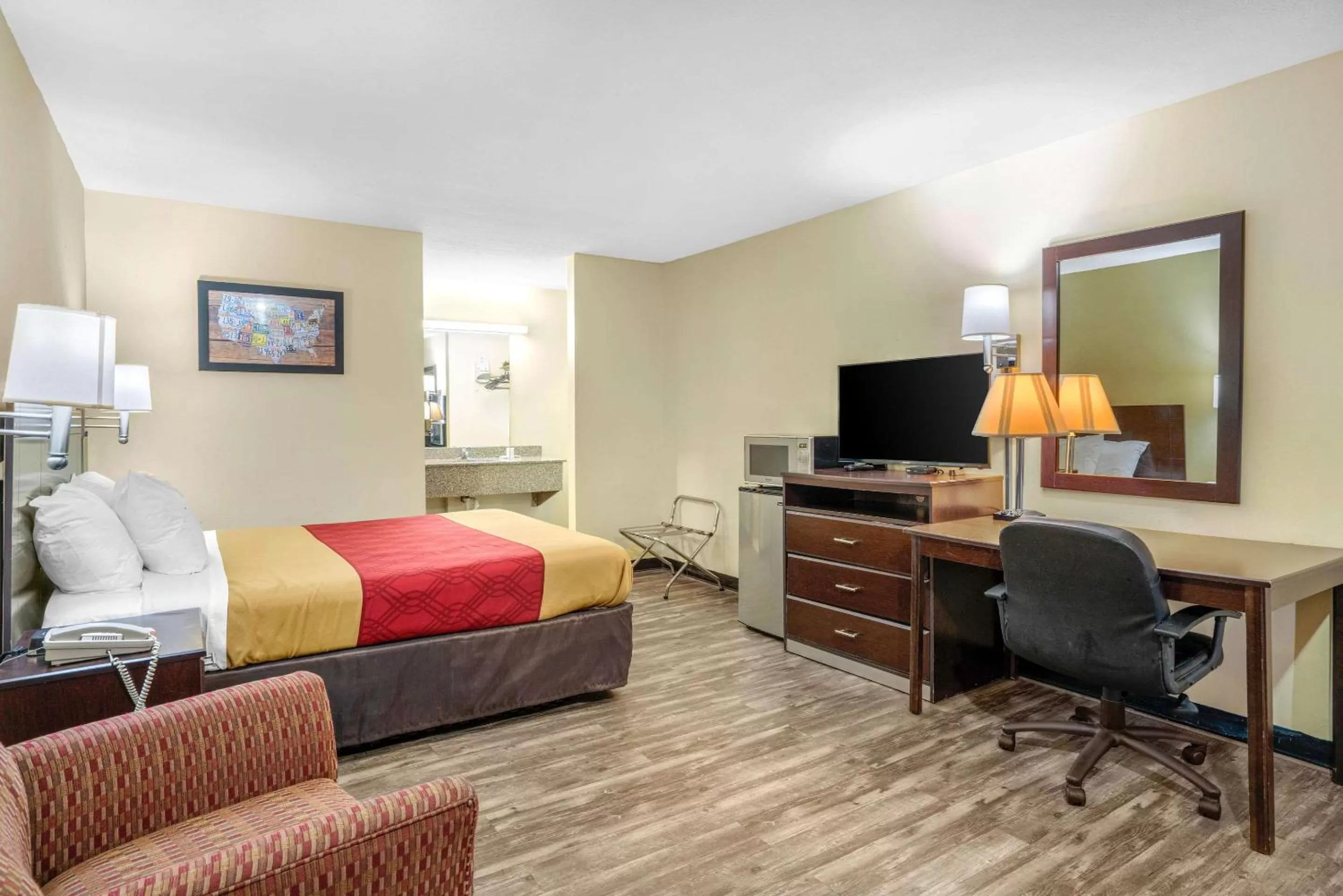 Photo of the whole room, Bed in Econo Lodge near Missouri University of Science and Technology