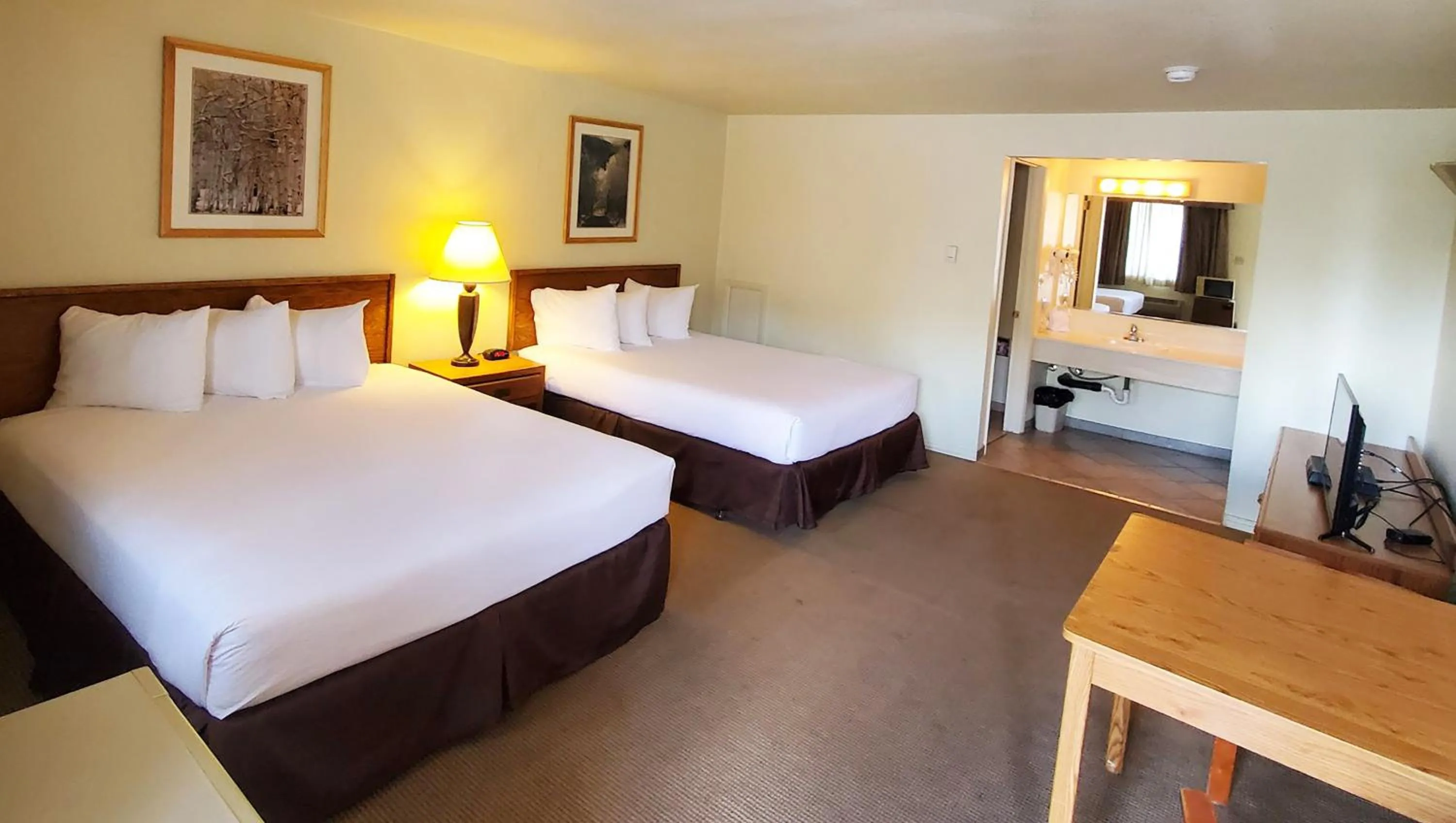 Bedroom in Magnuson Hotel Ely