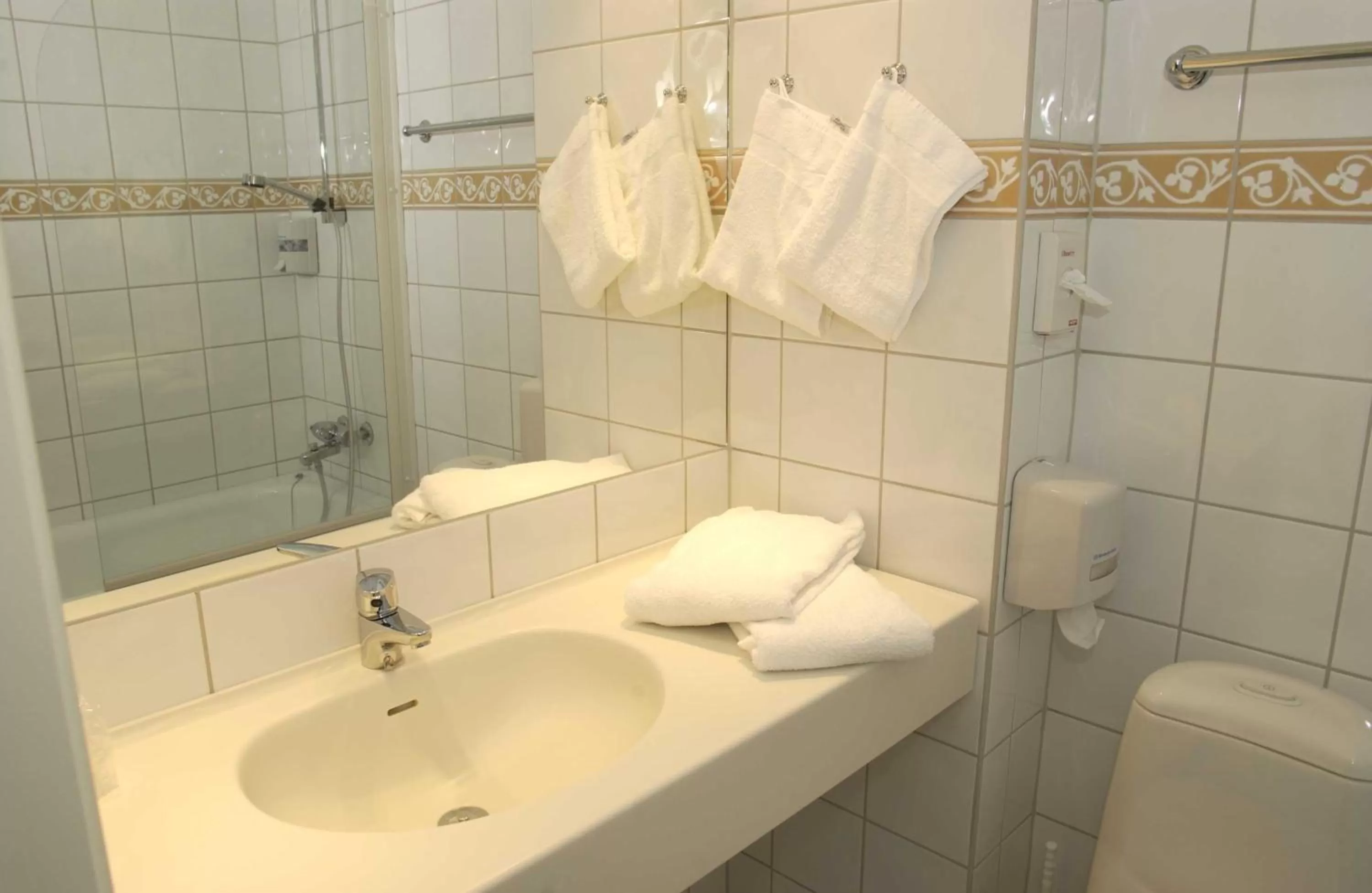 Bathroom in Dreges Hotell - by Classic Norway Hotels