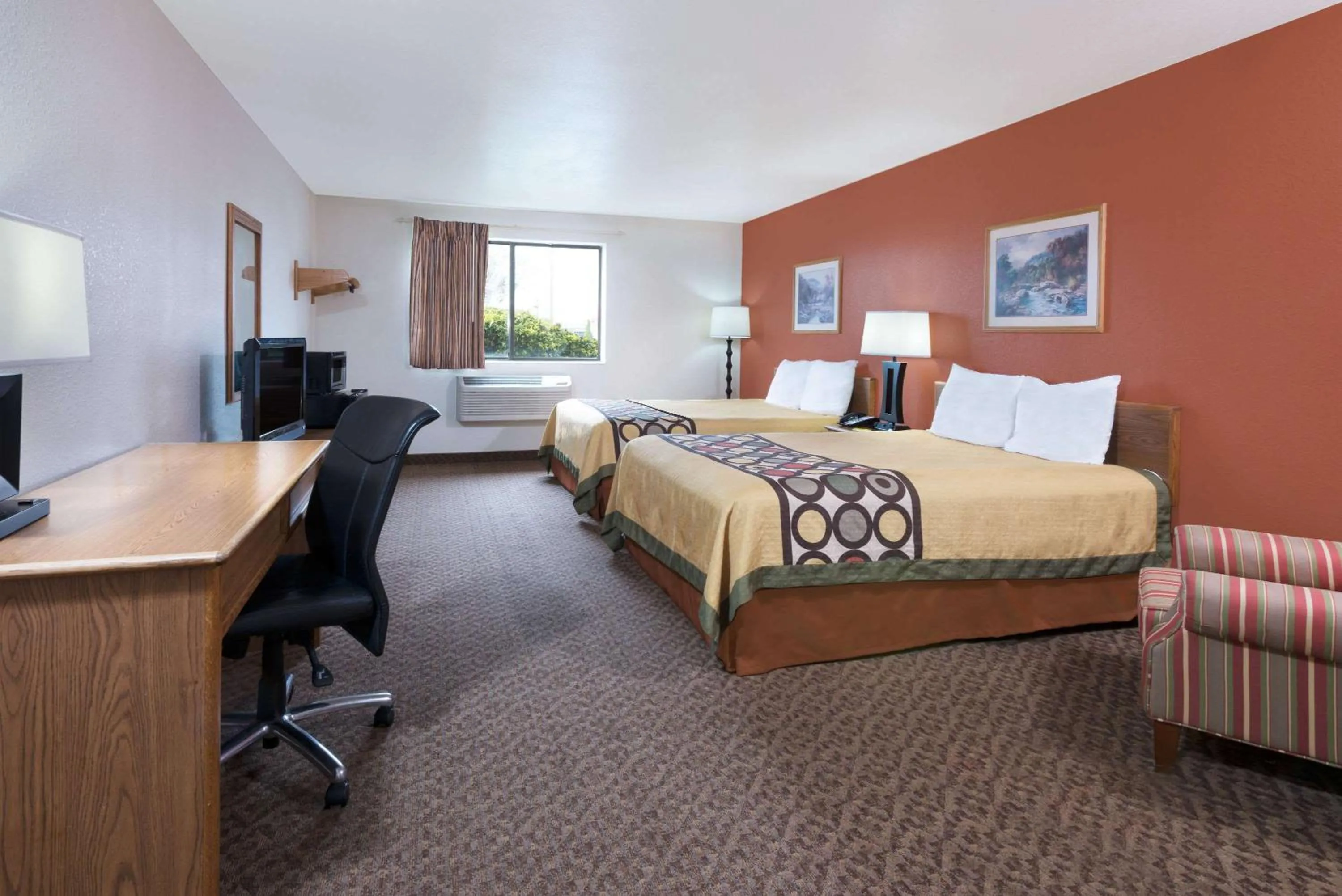 Photo of the whole room, Bed in Super 8 by Wyndham Morgantown