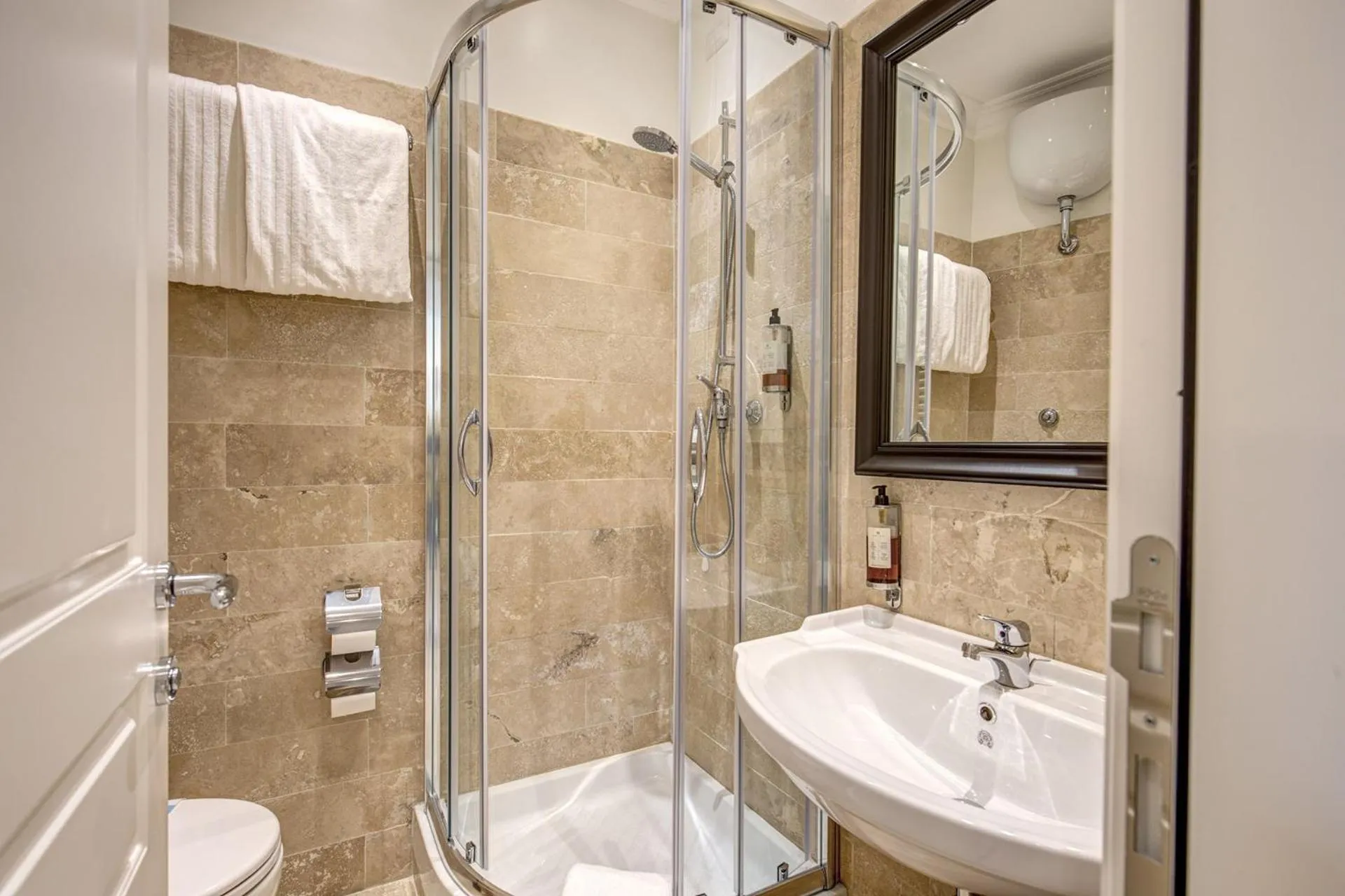 Shower in Hotel dei Quiriti Suite