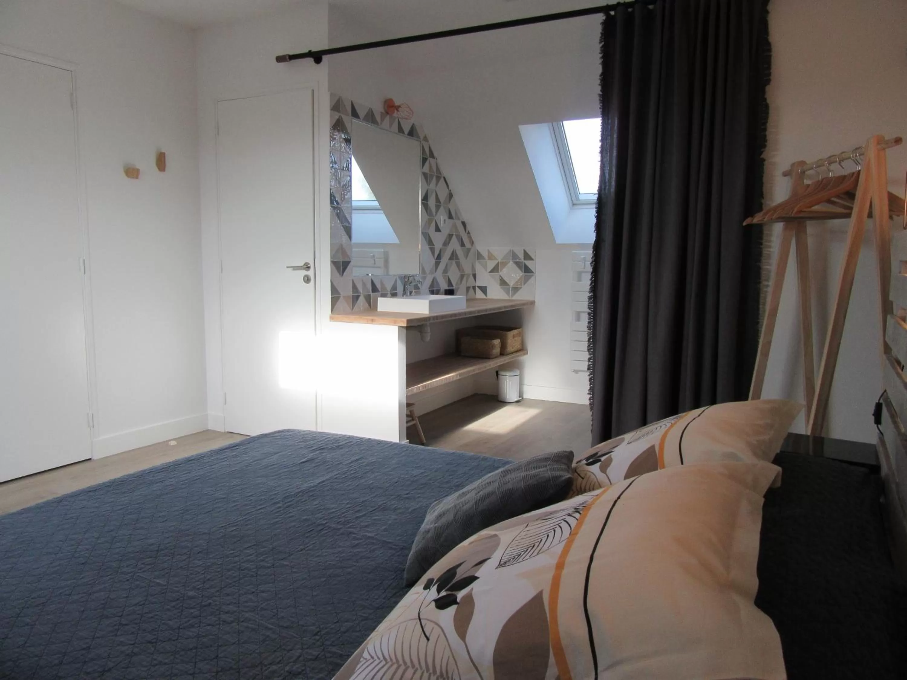 Bathroom, Bed in Les Bordes