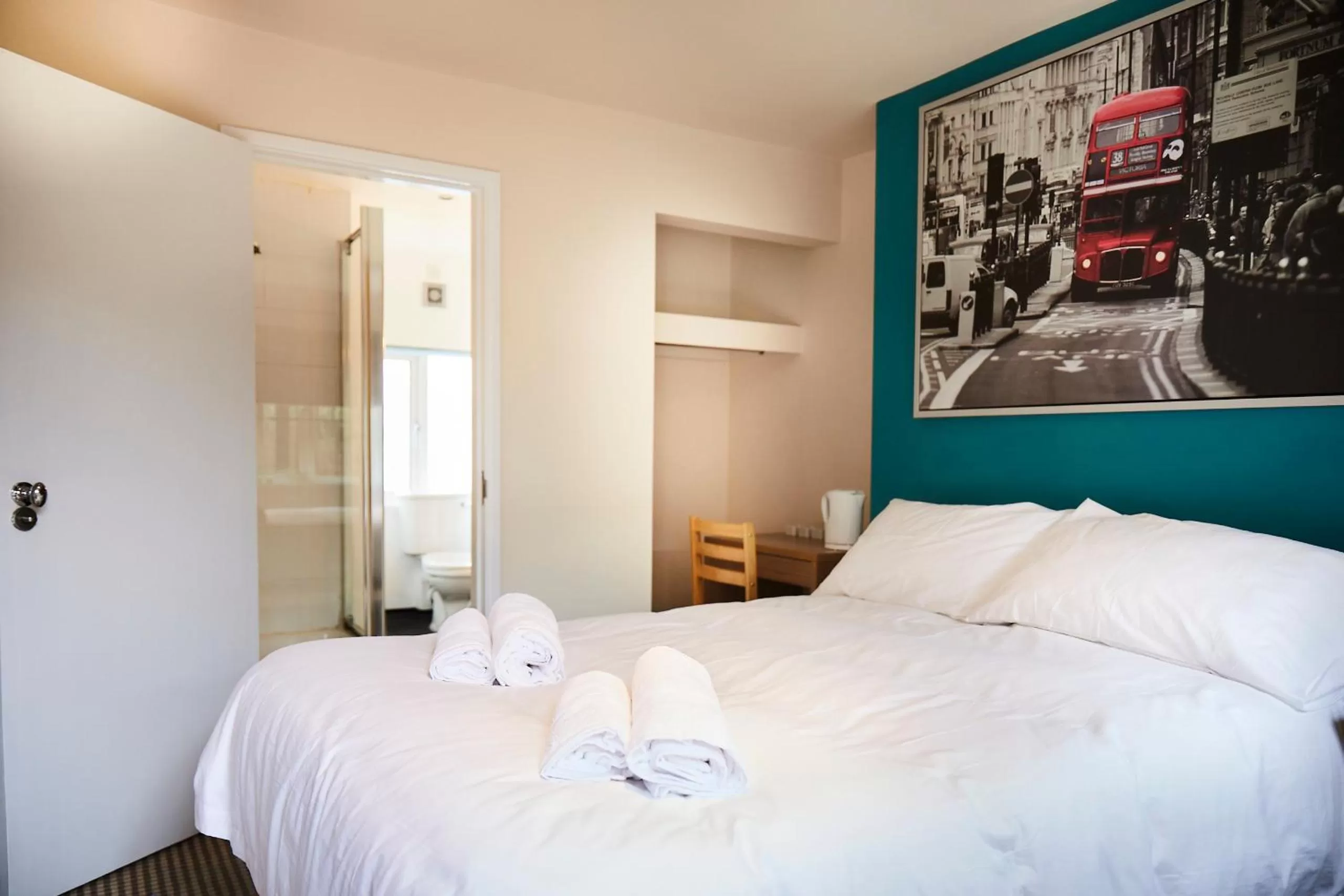 Bedroom, Bed in The Lord Grenfell