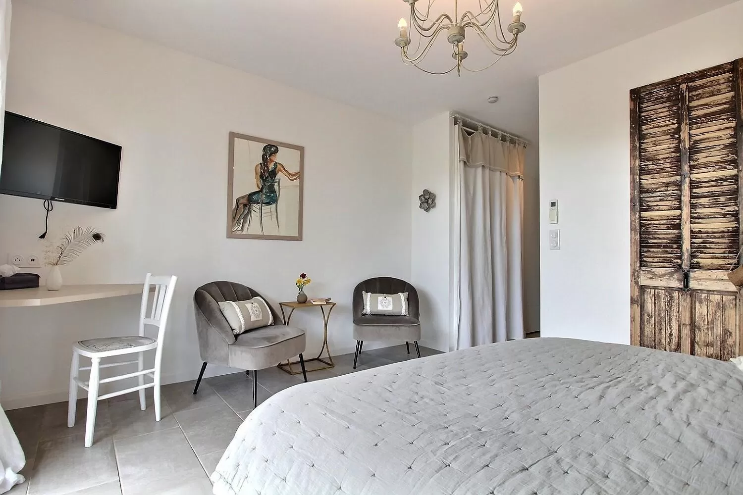 Photo of the whole room in La Villa Aux Oliviers