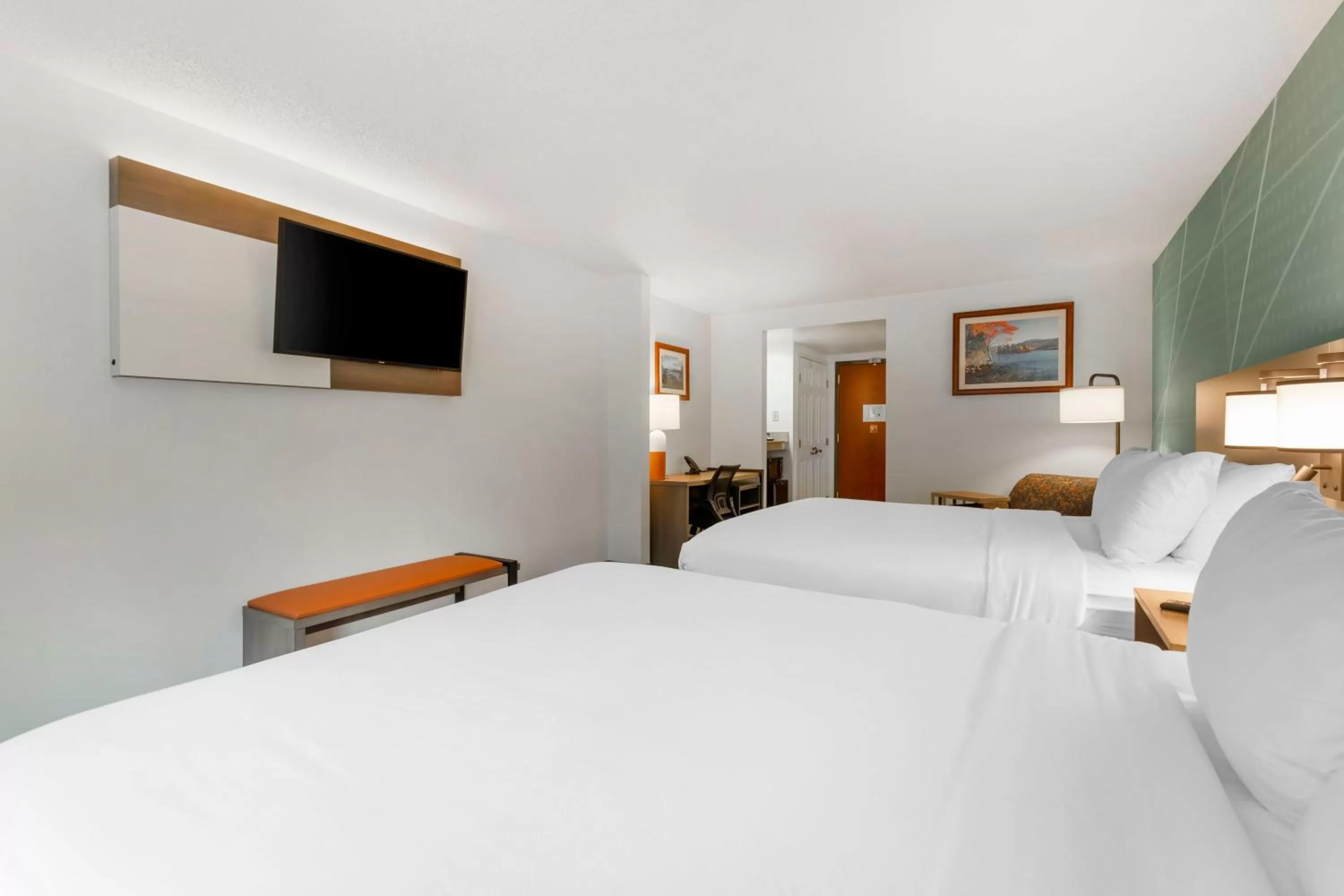 Photo of the whole room, Bed in Comfort Inn & Suites Lake George