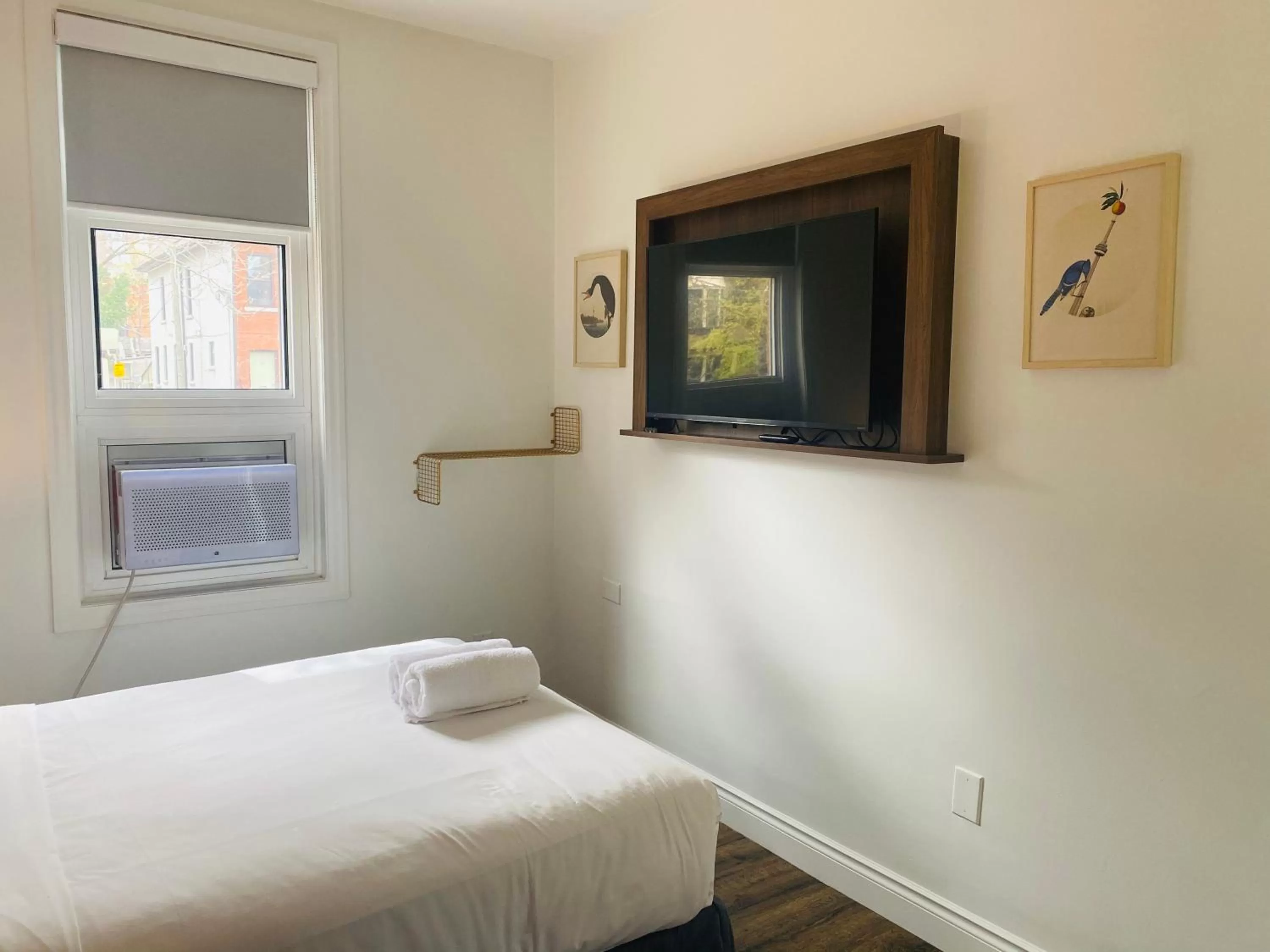 Bed, TV/Entertainment Center in Pembroke Inn