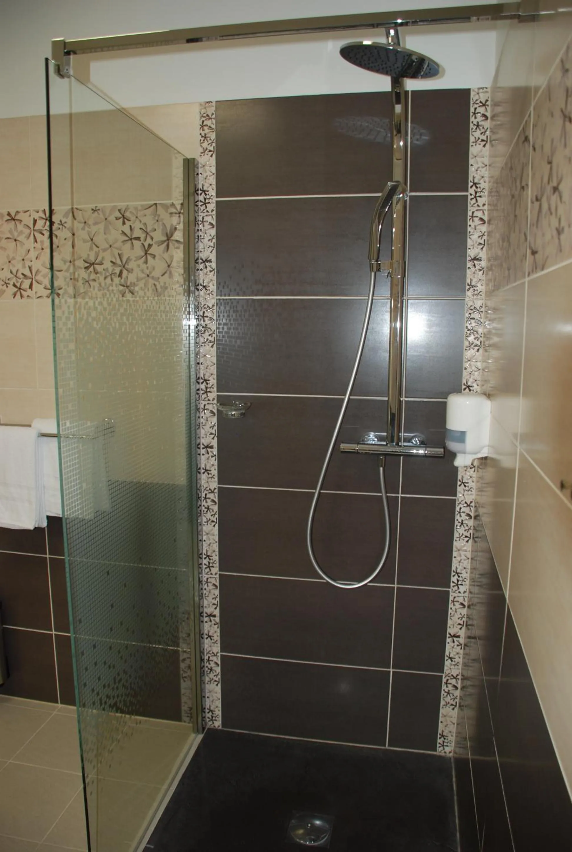 Bathroom in The Originals City, Hôtel Cathédrale, Lisieux