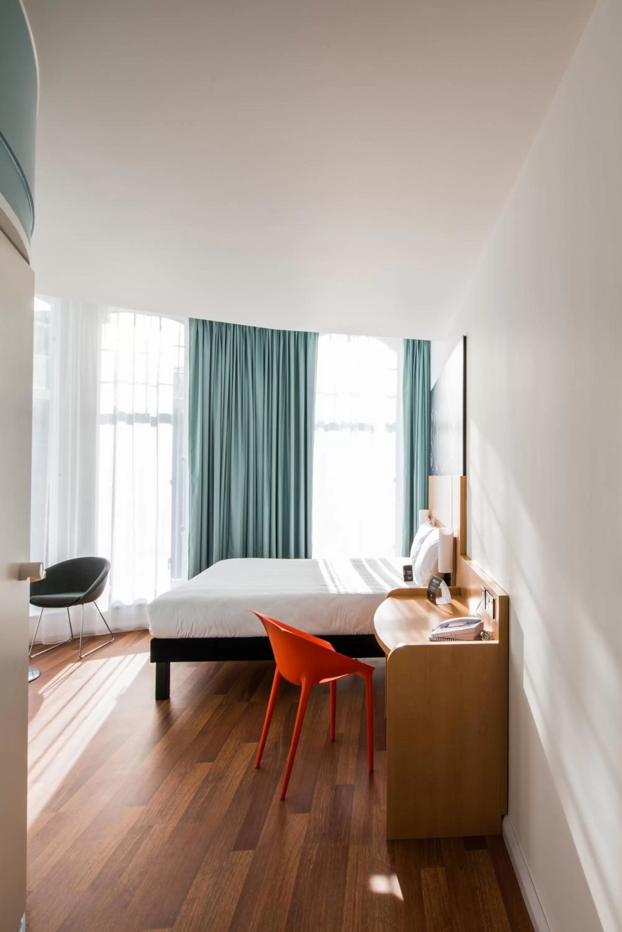 Photo of the whole room, Bed in ibis Edinburgh Centre South Bridge – Royal Mile