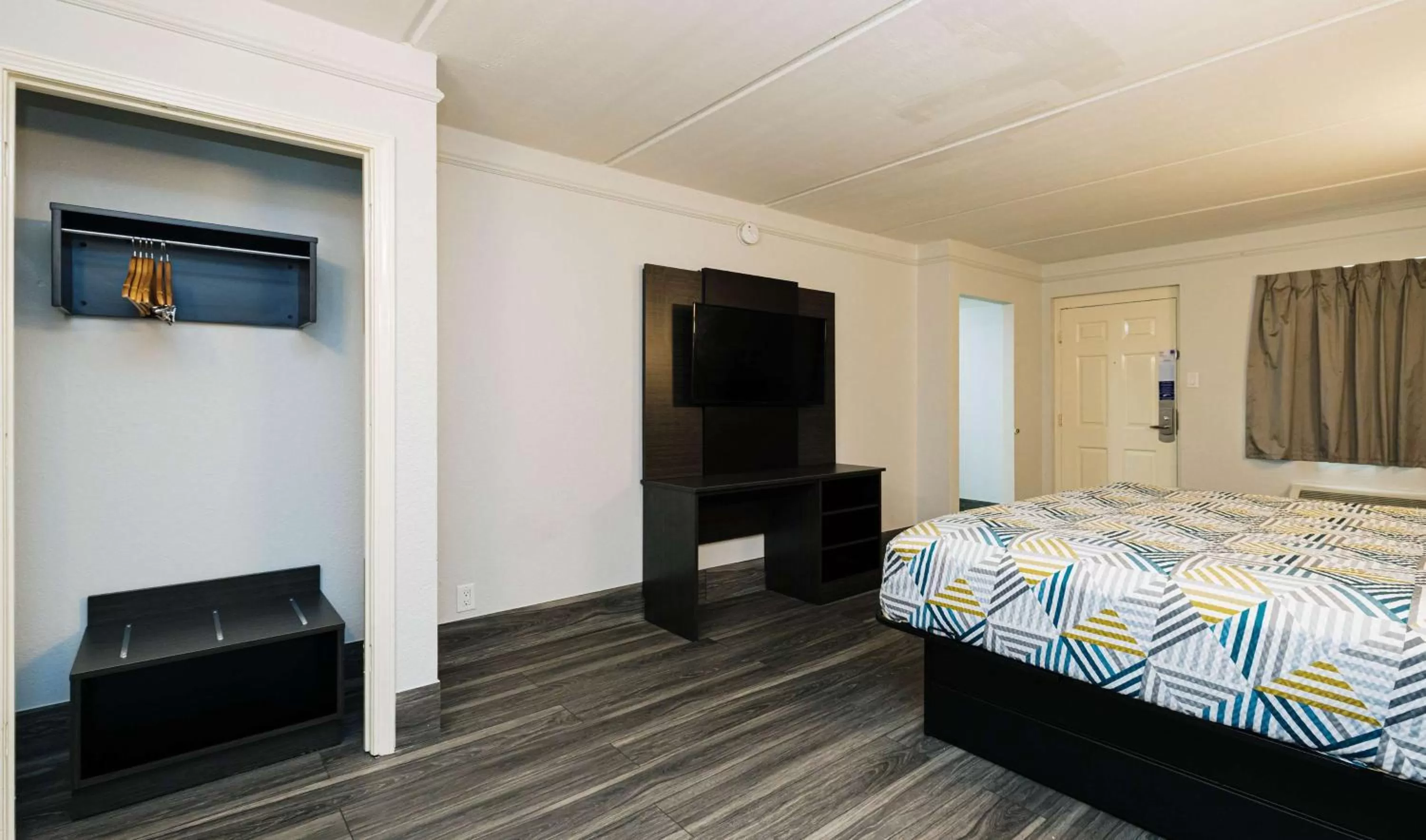 Bed in Studio 6 Baytown, Tx - Garth Road