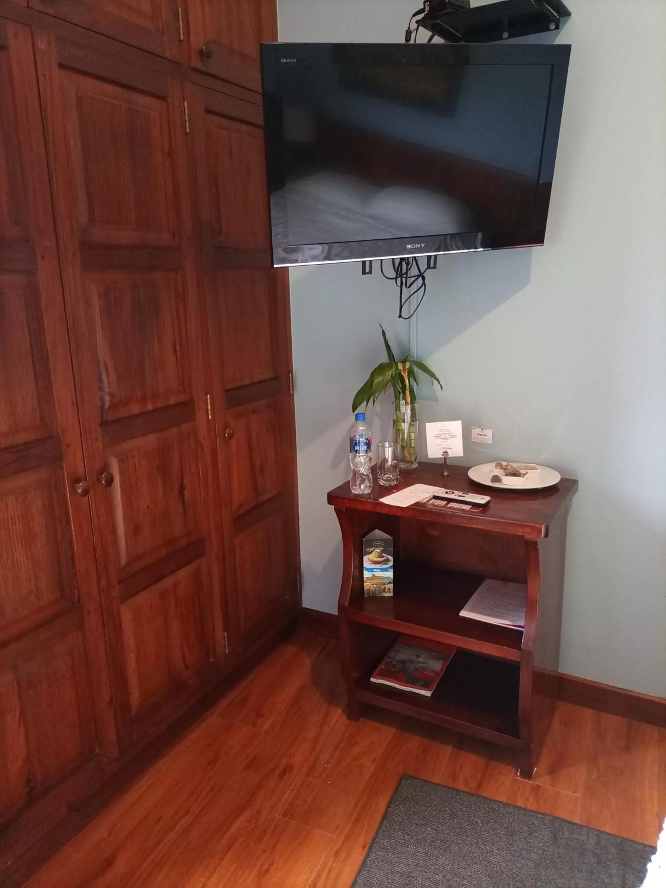 TV and multimedia, TV/Entertainment Center in Hotel Victoria