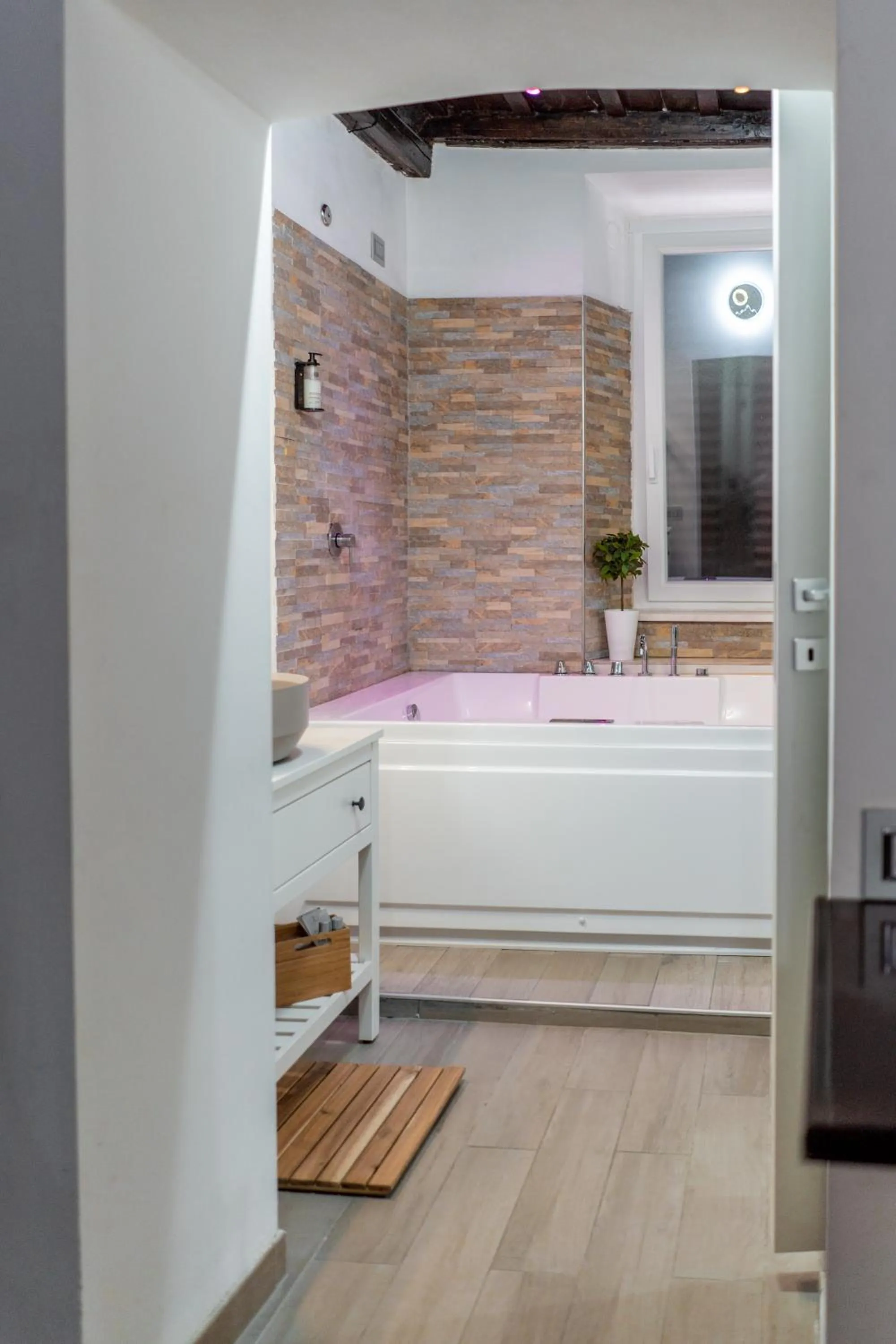 Hot Tub in iRooms - Spanish Steps