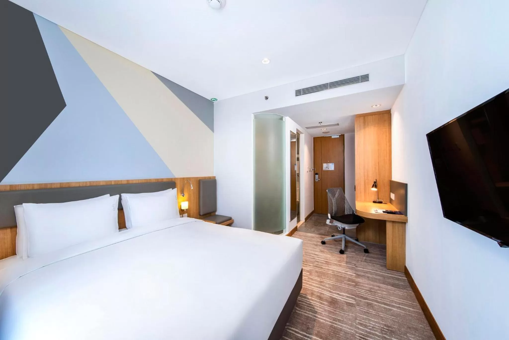 Photo of the whole room, Bed in Holiday Inn Express Jakarta Matraman by IHG