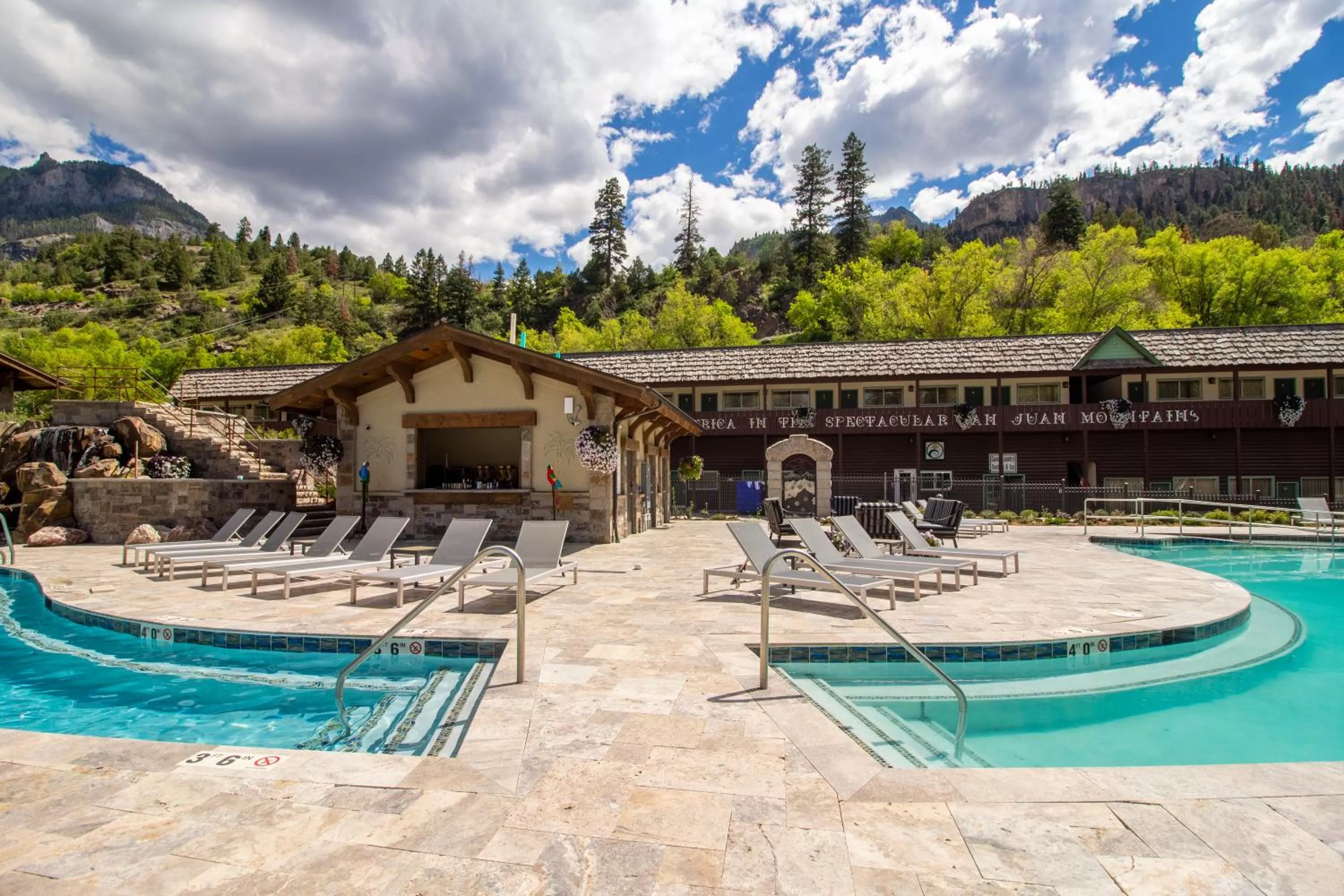 Swimming pool in Twin Peaks Lodge & Hot Springs