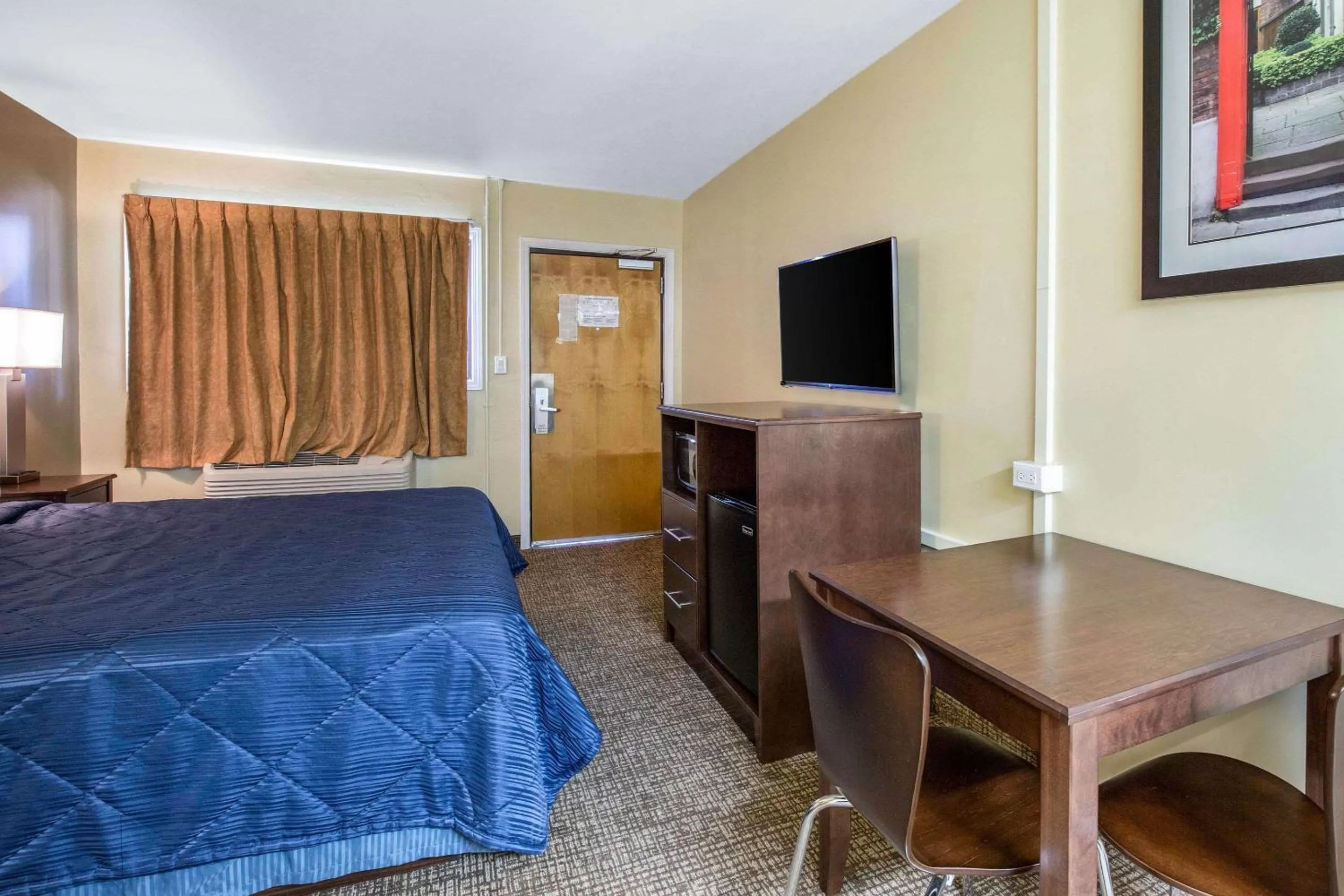 Photo of the whole room, Bed in Rodeway Inn Lyons - La Grange