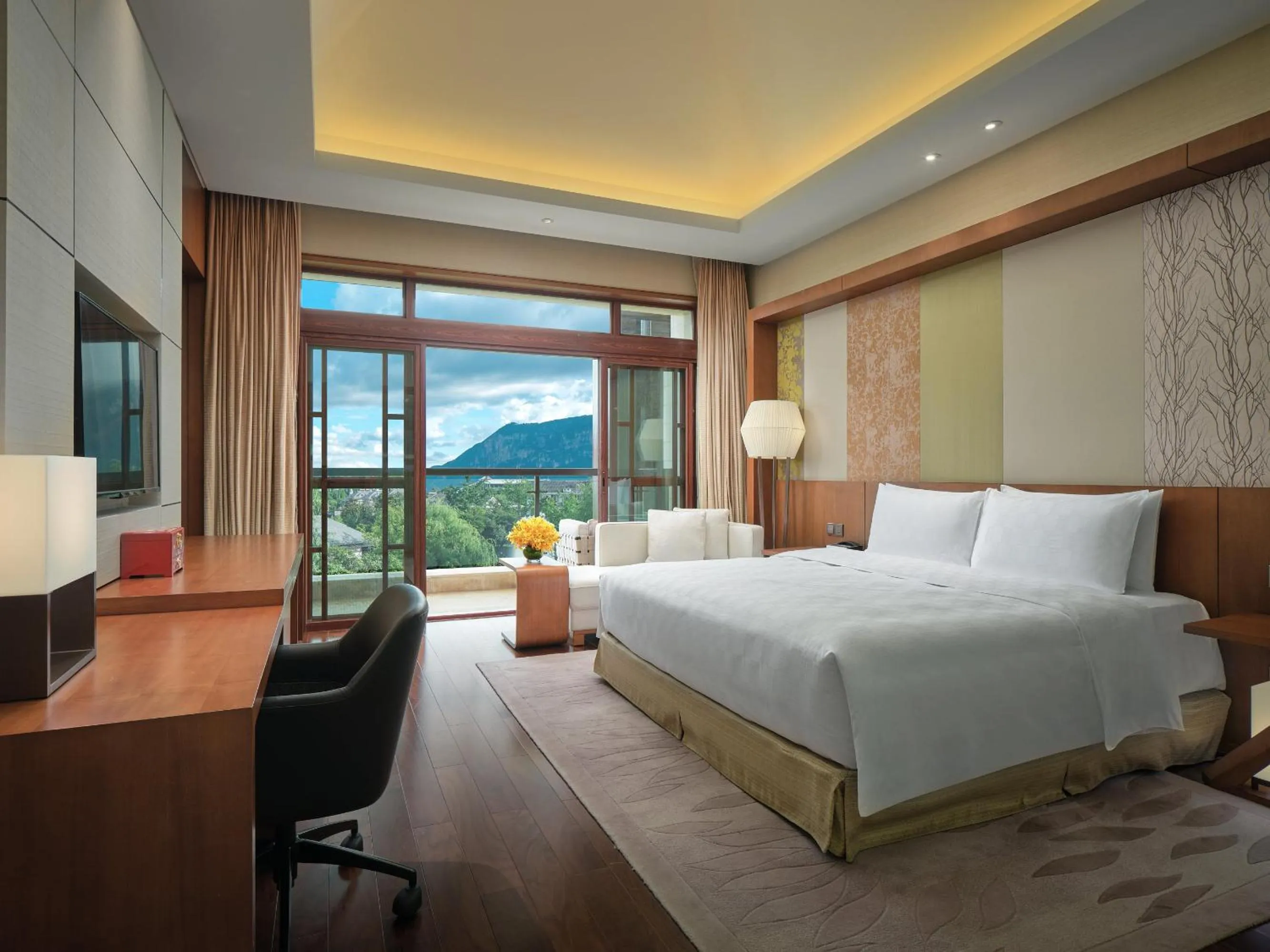 Photo of the whole room, Bed in HUALUXE Hotels & Resorts Kunming