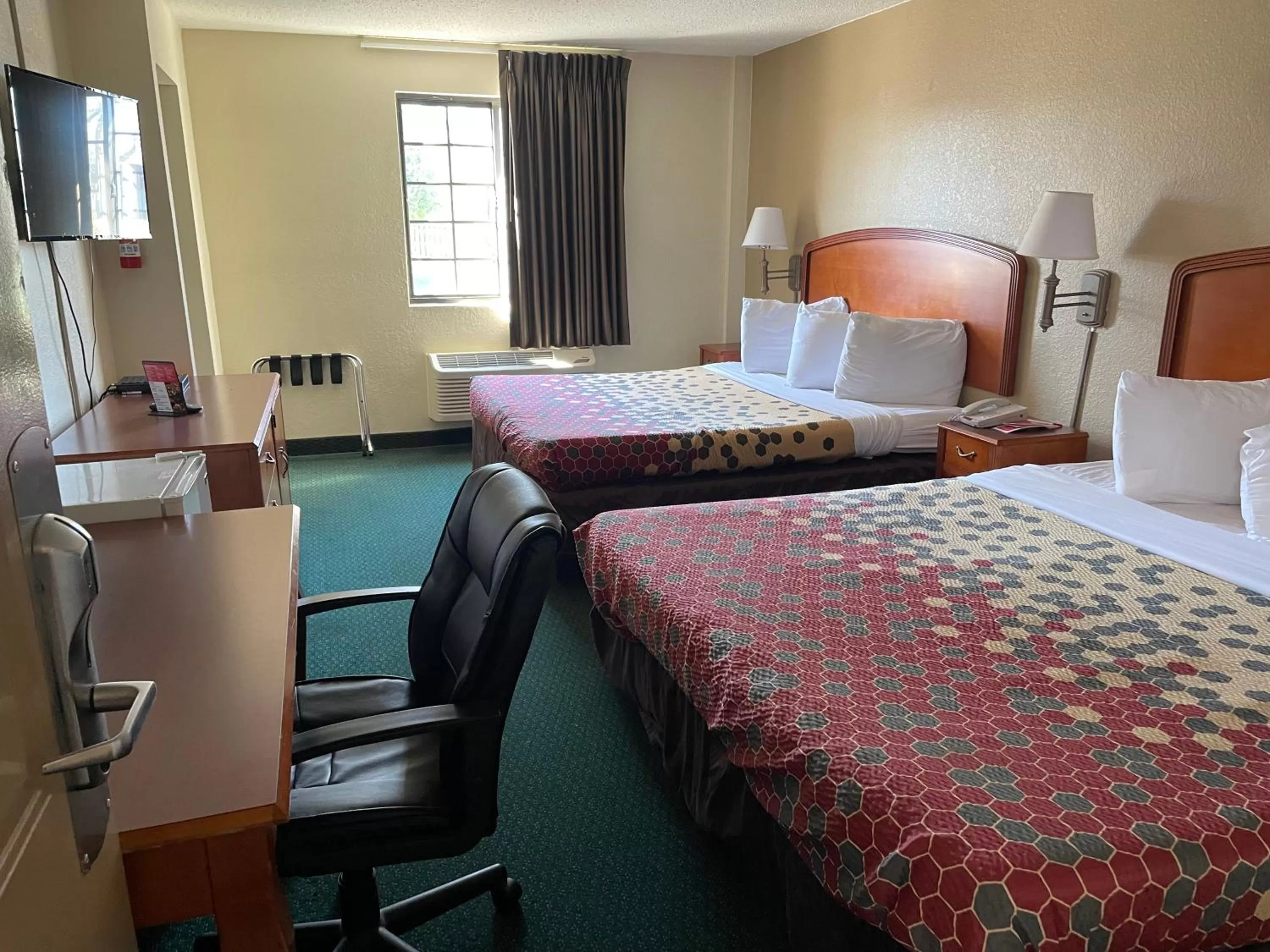 Photo of the whole room, Bed in Econo Lodge