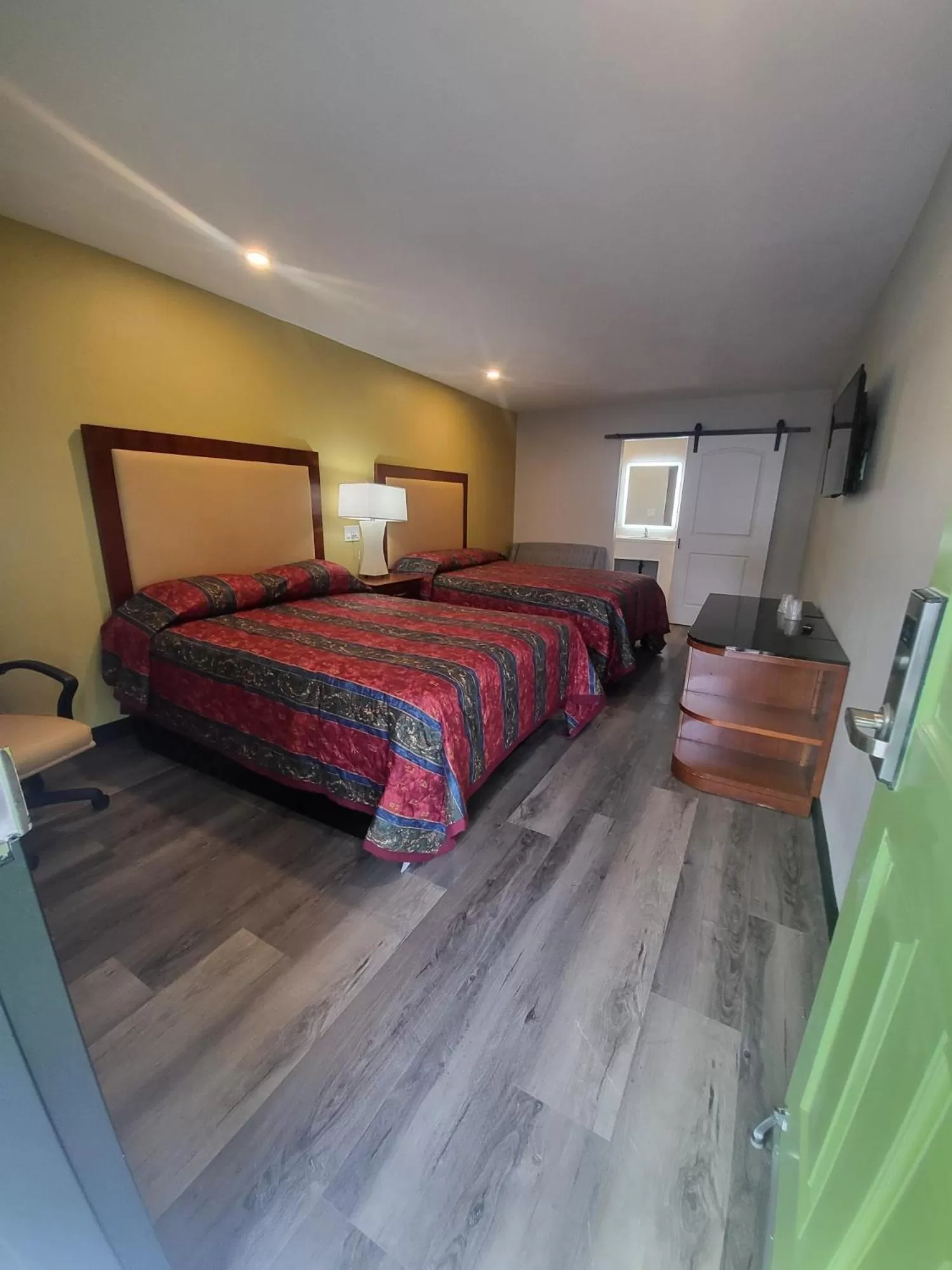 Photo of the whole room, Bed in Stadium Inn & Spas