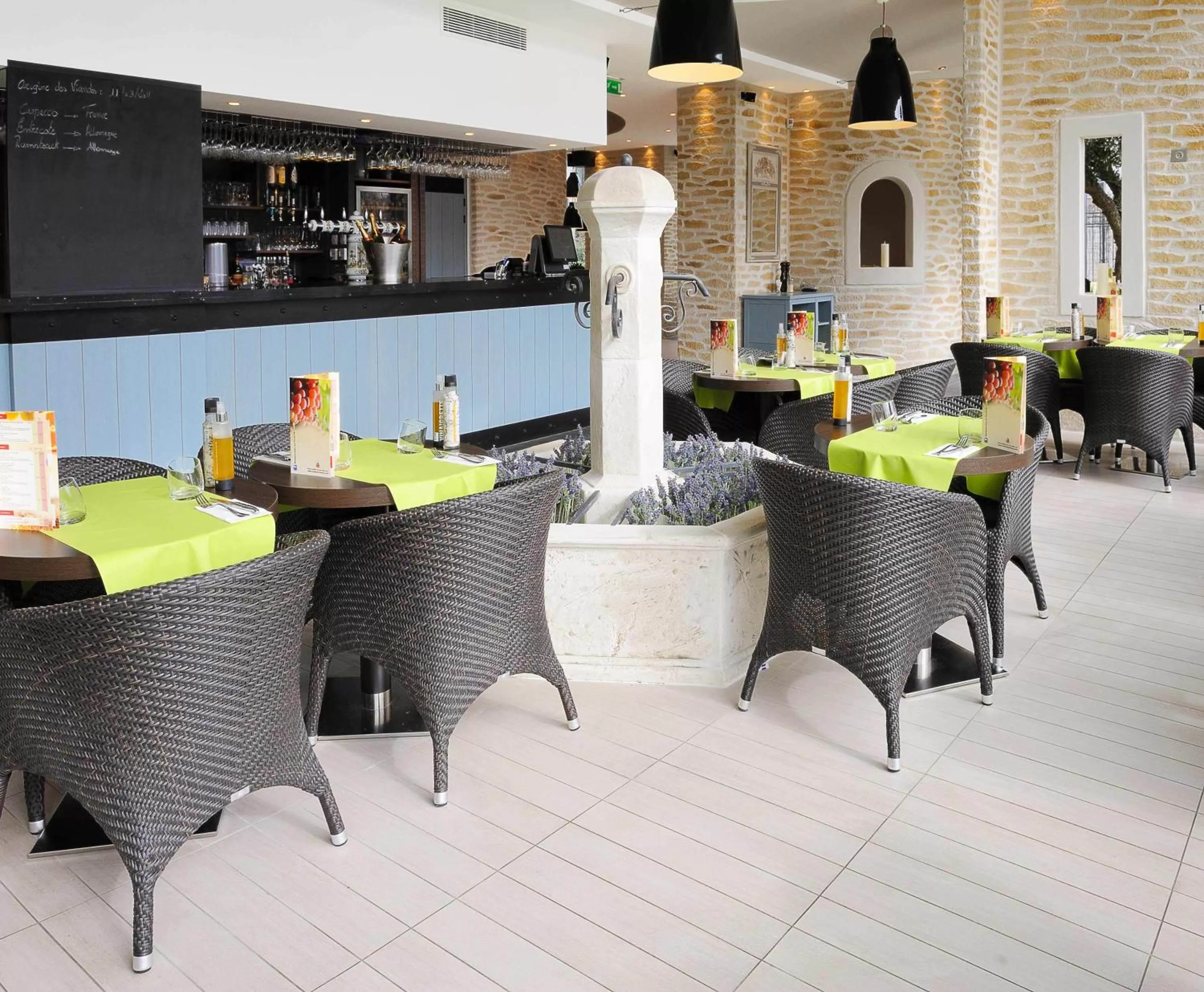 Restaurant/places to eat in Residhome Paris-Massy