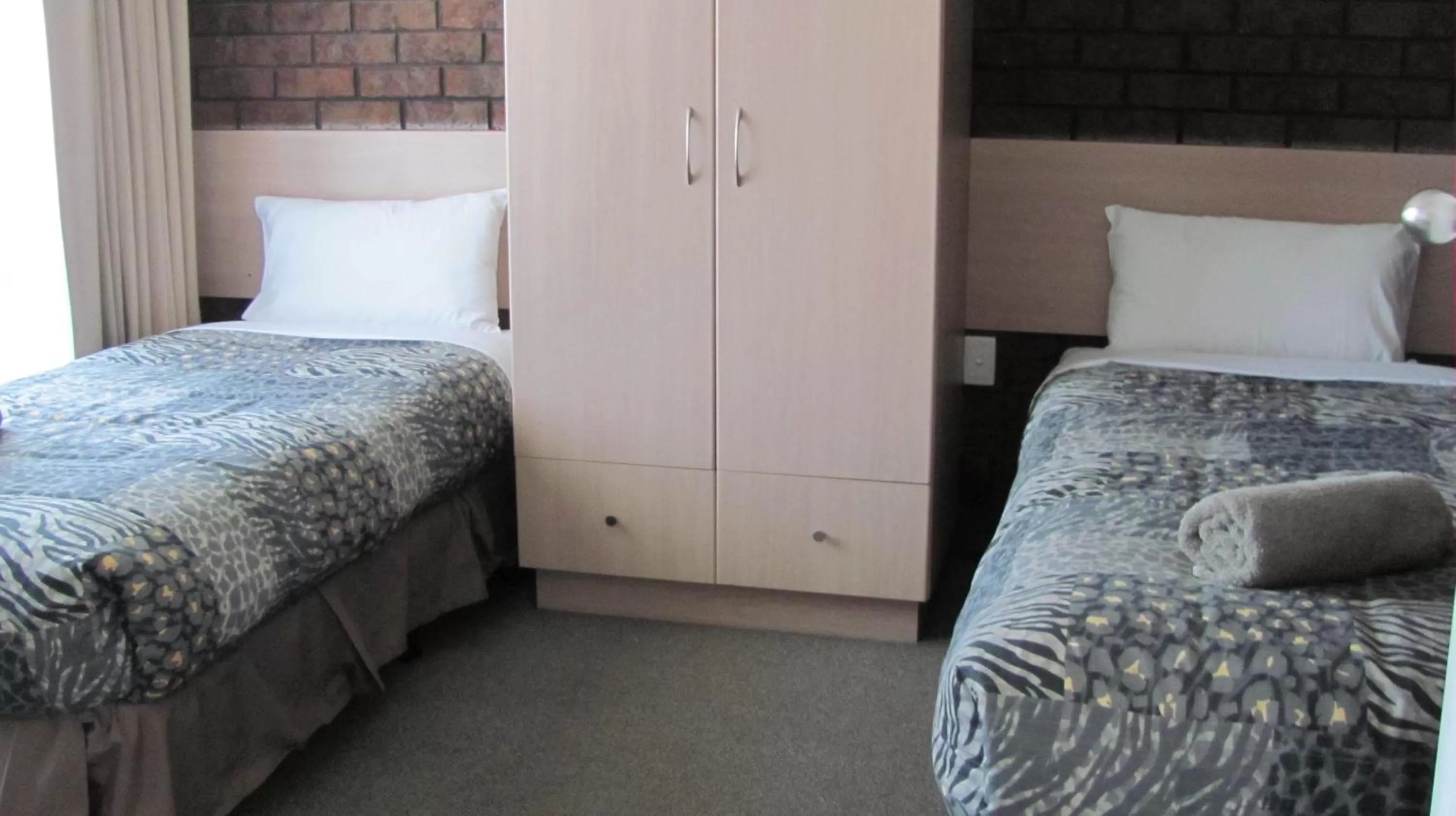 Bedroom, Bed in Bristol Hill Motor Inn