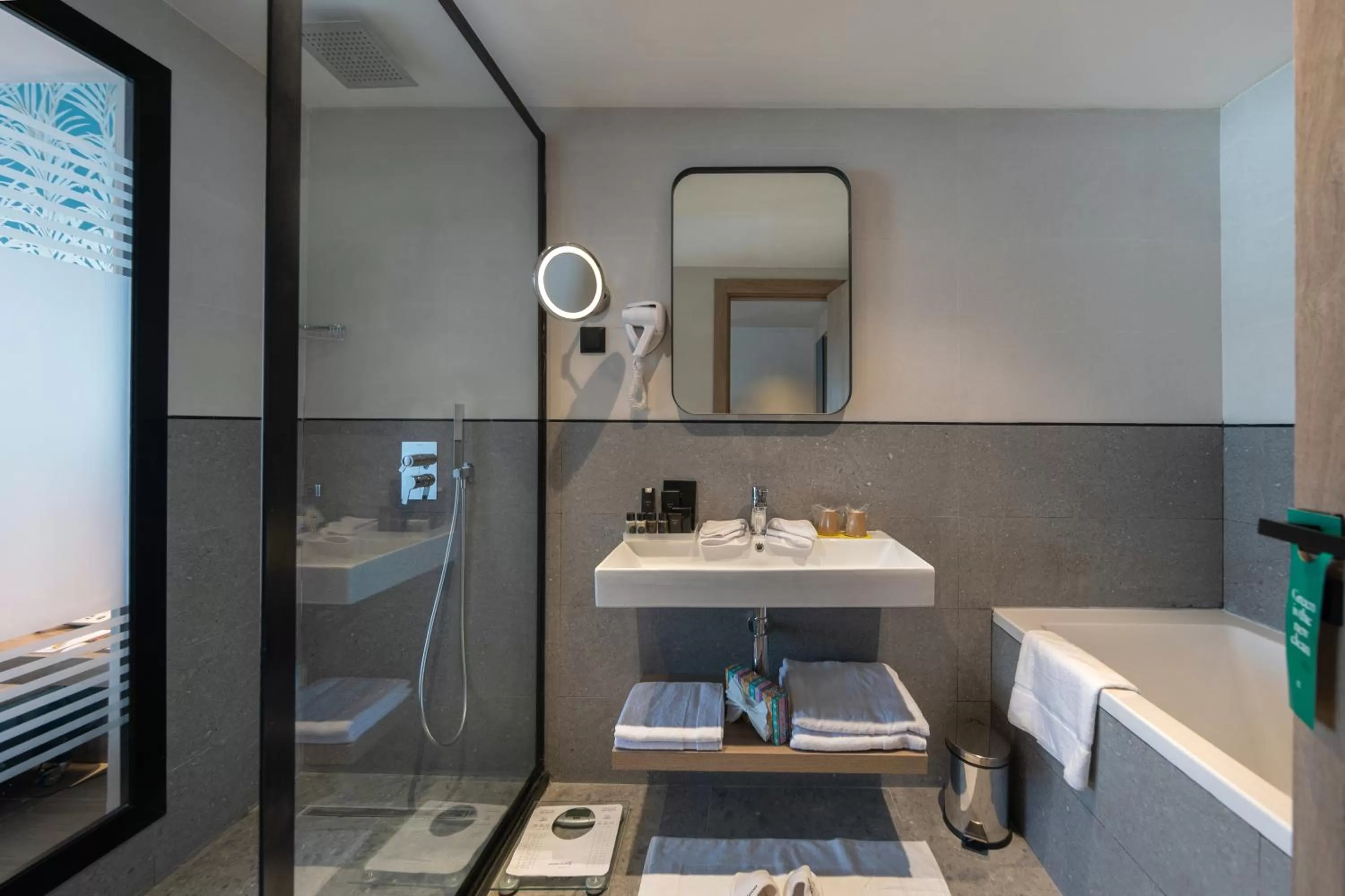 Shower in Golden Tulip El Mechtel