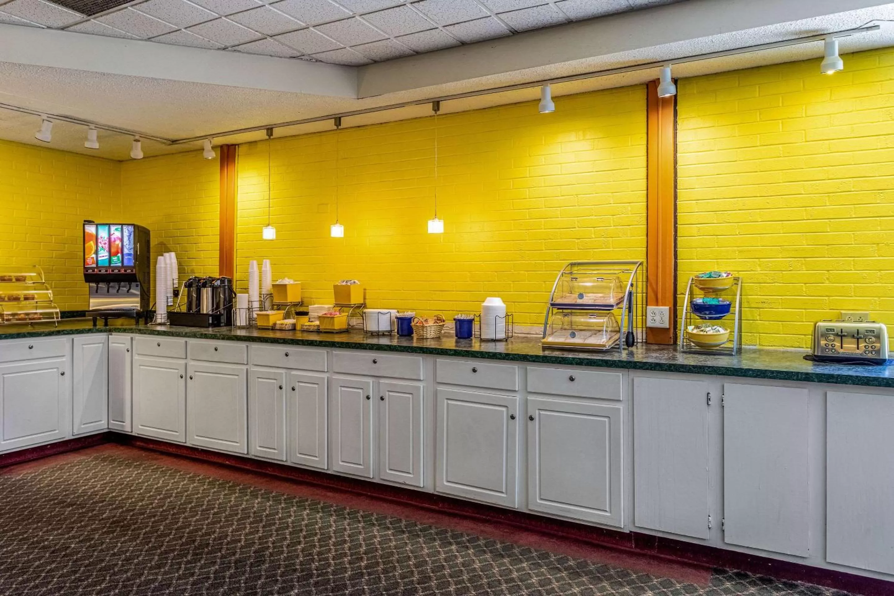 Restaurant/places to eat in Econo Lodge