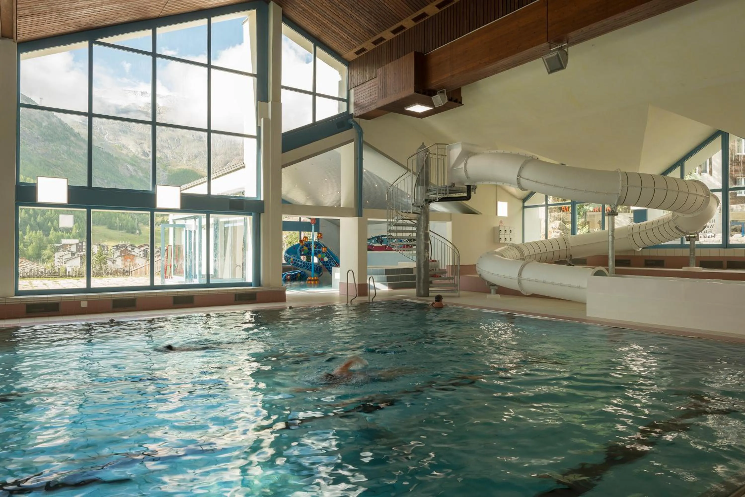 Swimming pool in Saas-Fee wellnesshostel4000