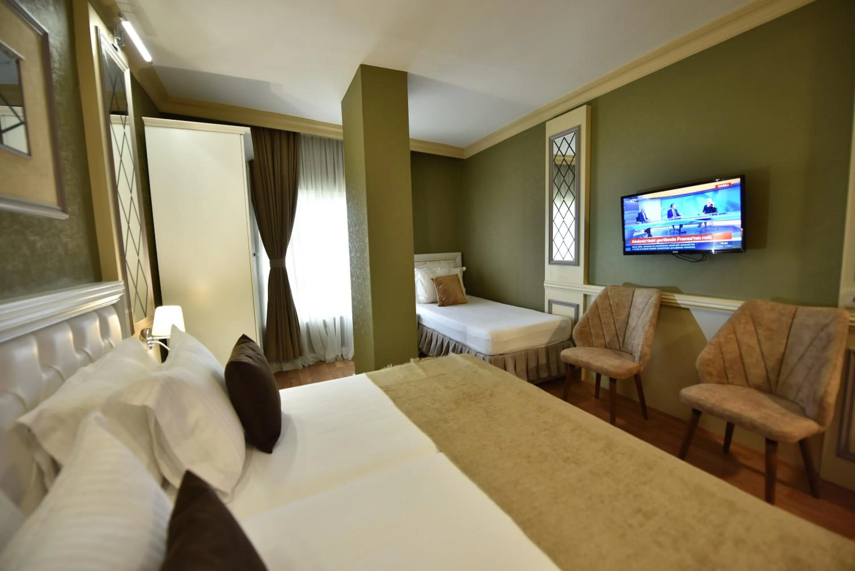 Photo of the whole room, Bed in Sunlight Hotel