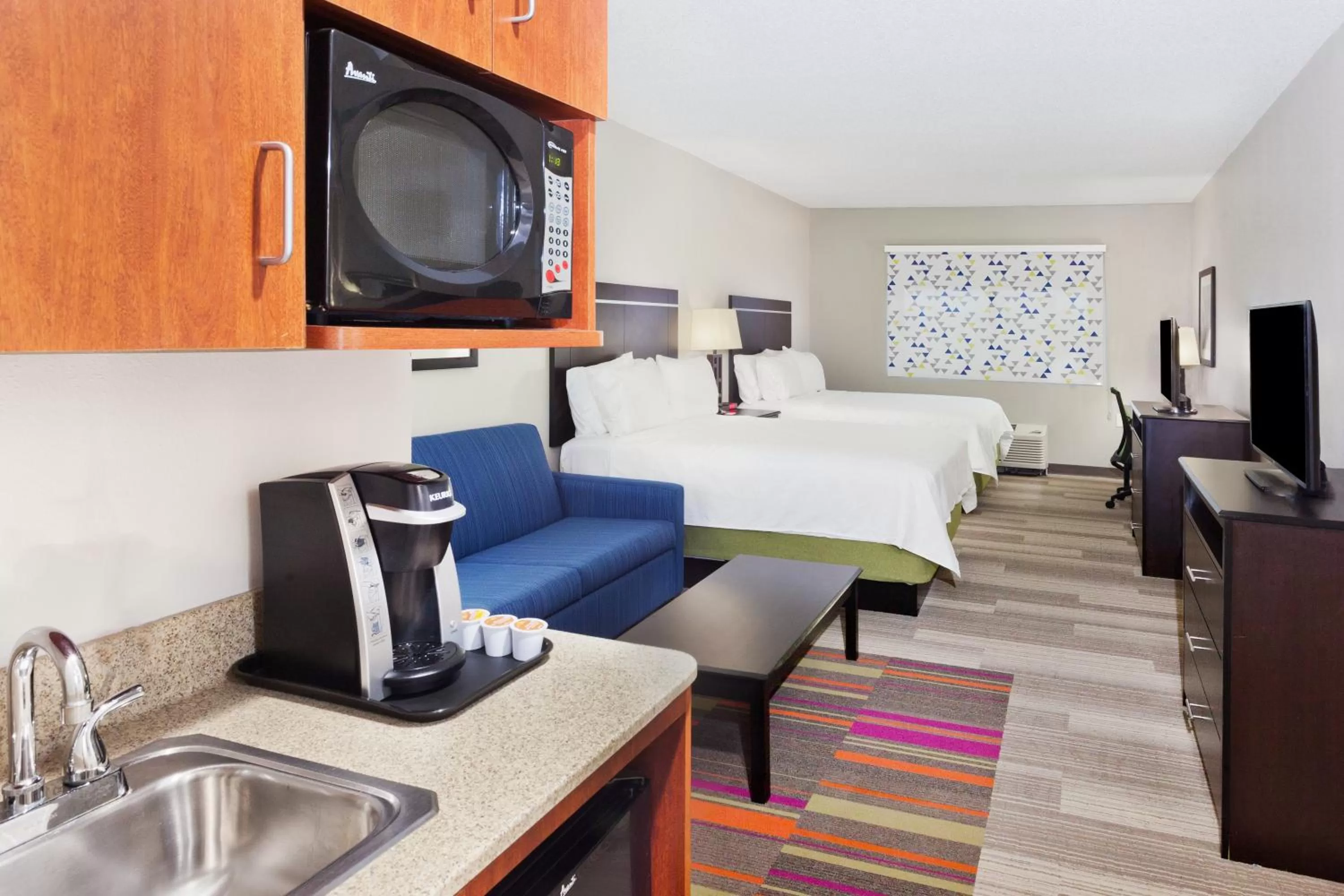 Photo of the whole room, Bed in Holiday Inn Express Hotel & Suites Montgomery Boyd-Cooper Parkway by IHG