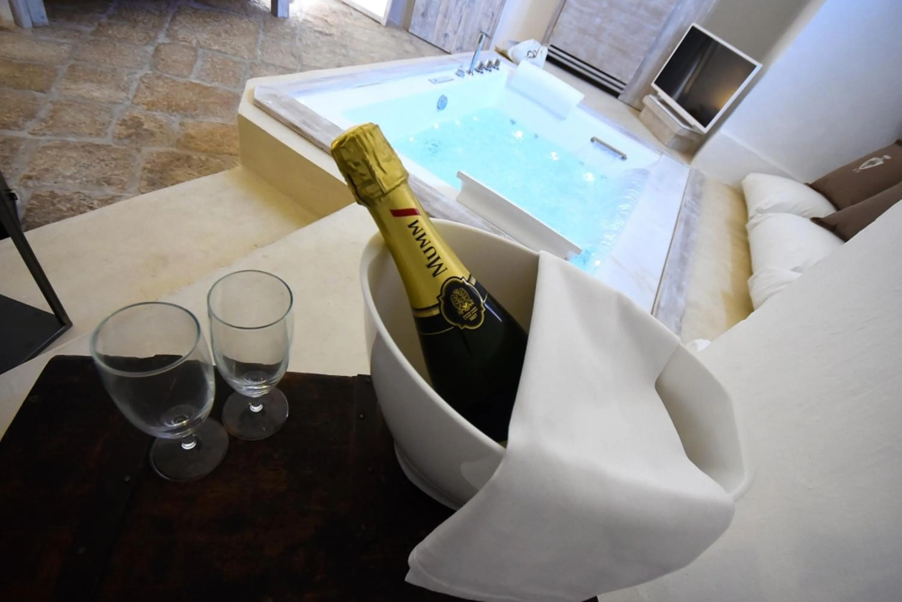 Hot Tub, Bed in Palazzo Castriota