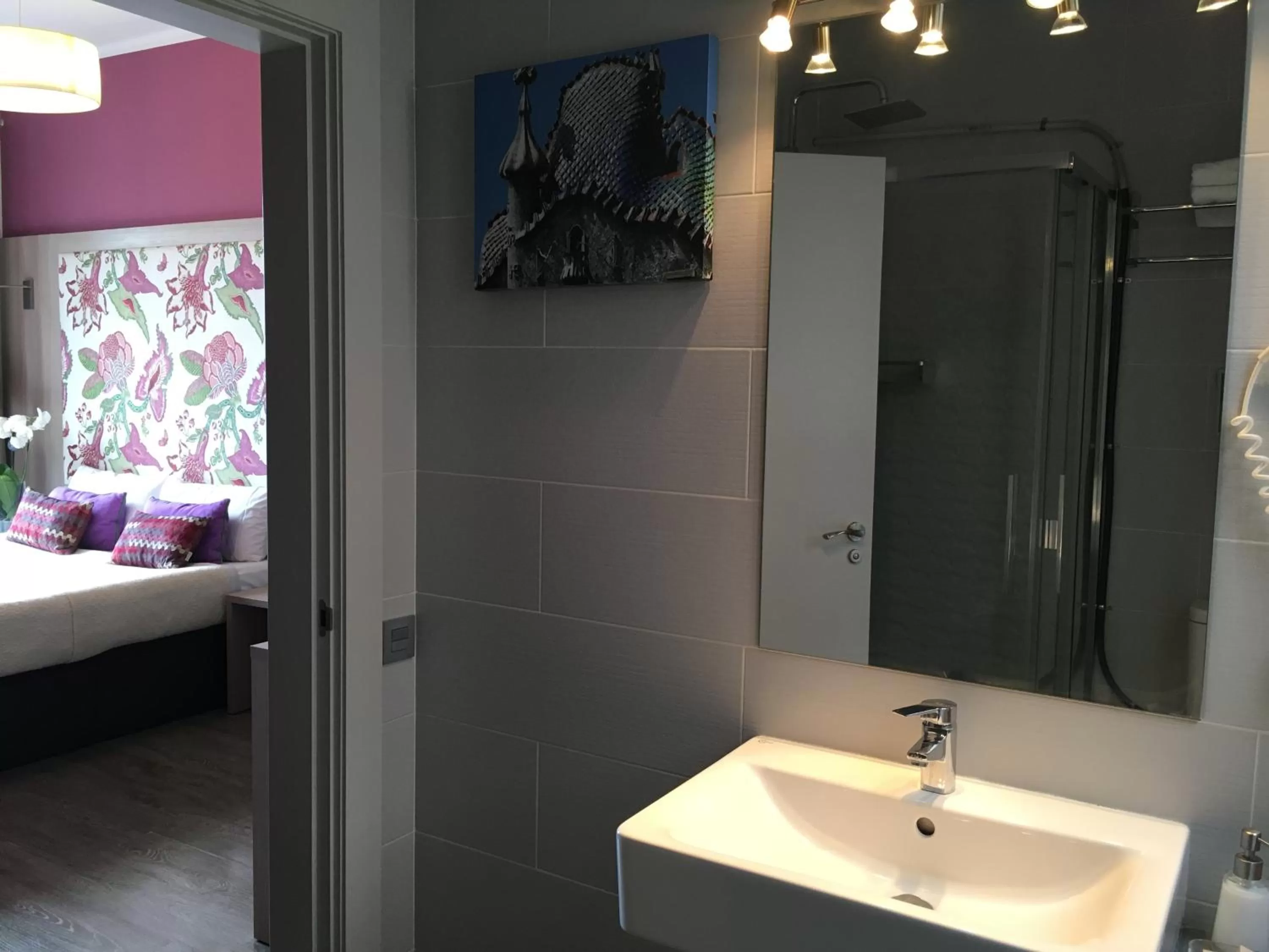 Bathroom, Bed in Hotel Ginebra