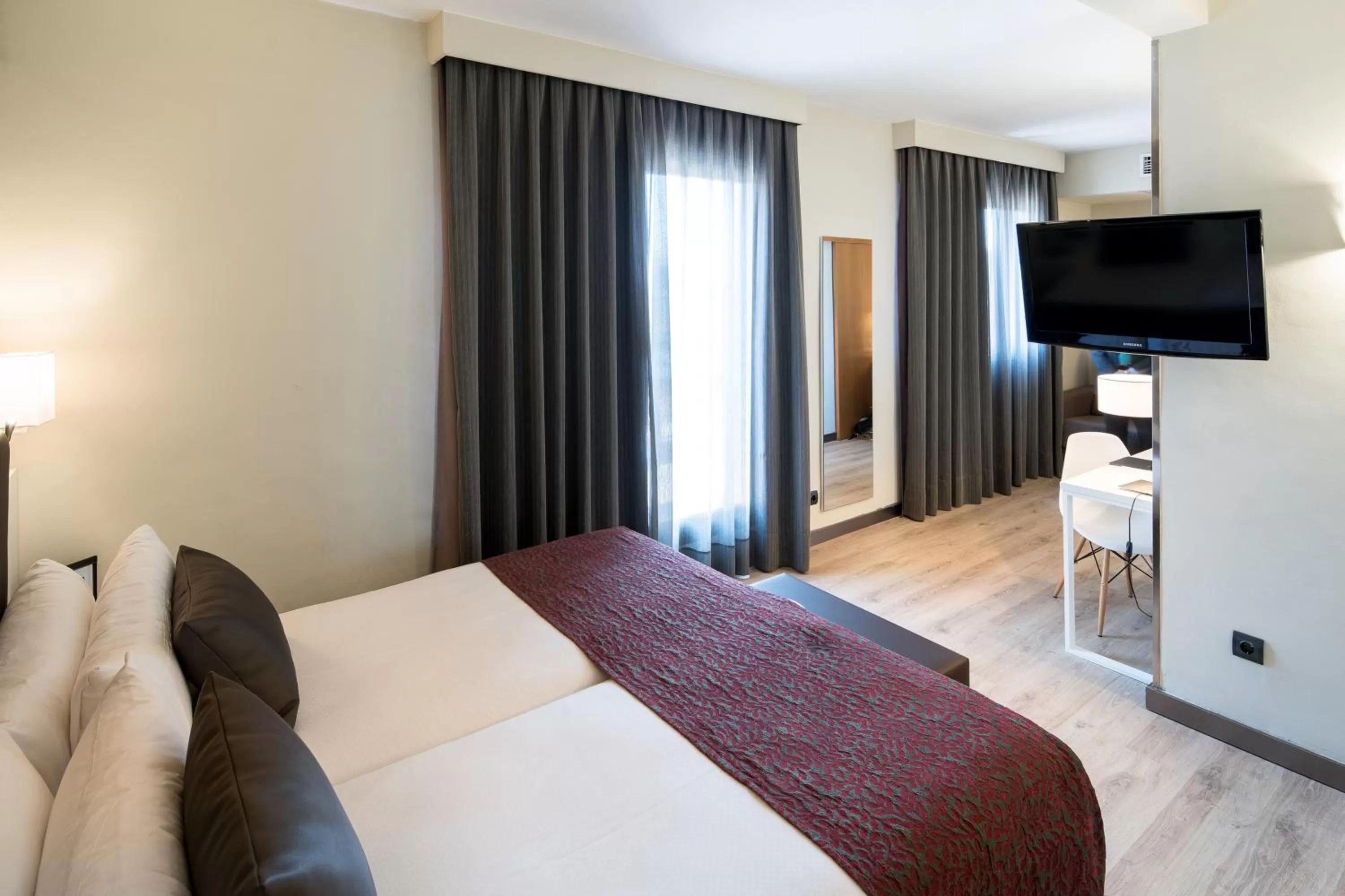 Photo of the whole room, Bed in Catalonia Castellnou