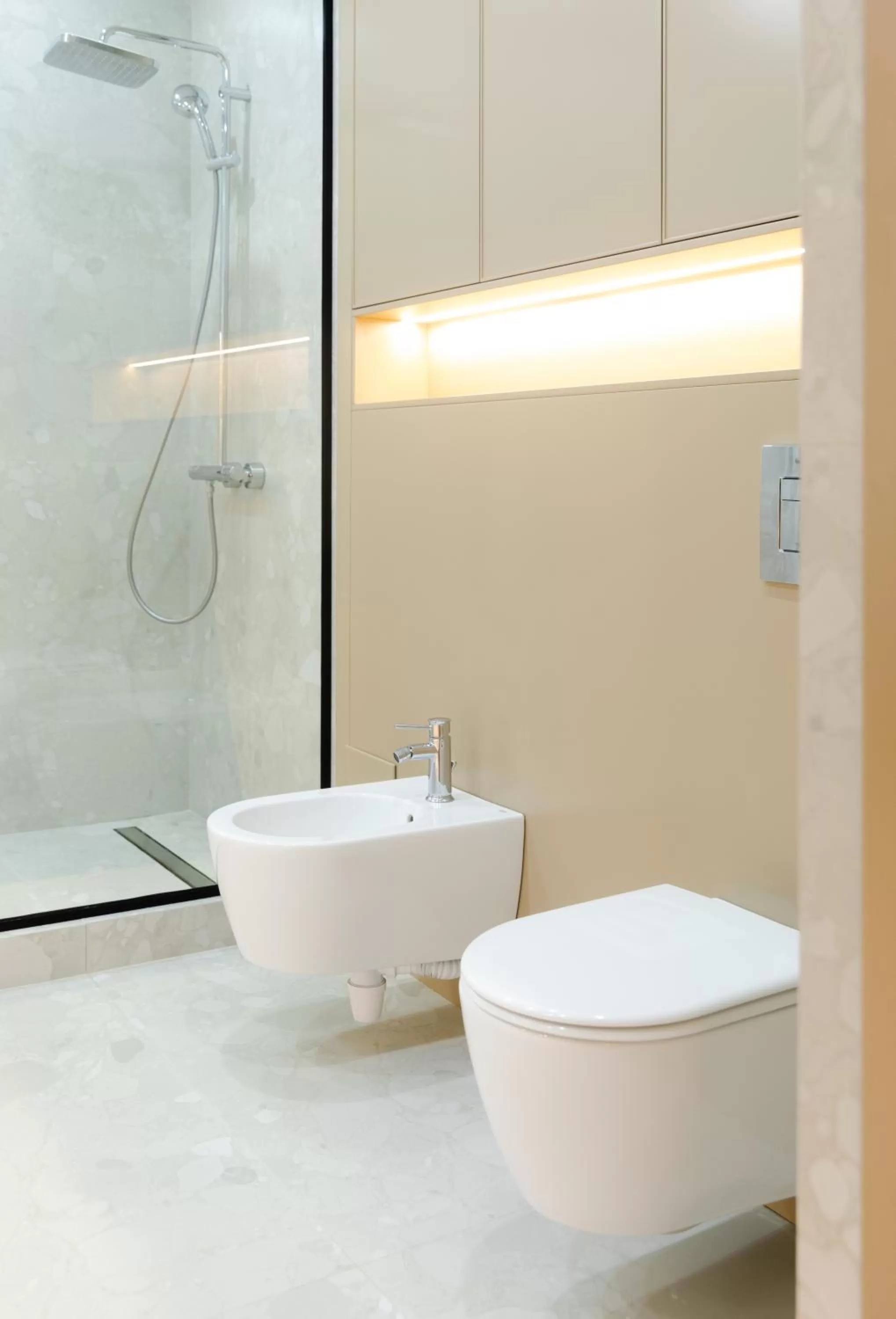 Shower in Amsterdam Hotel Aktobe