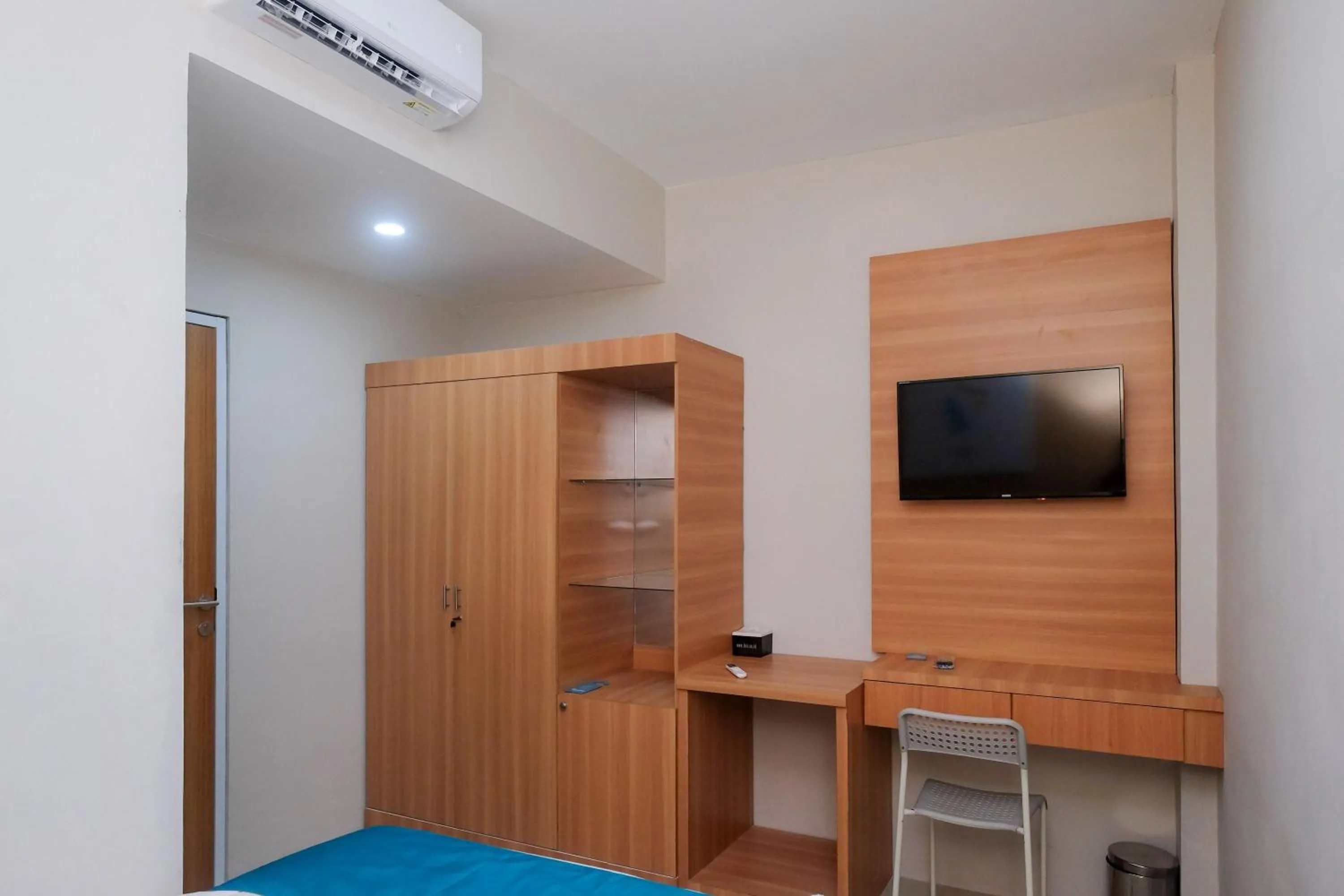 Bedroom in Sans Hotel Tiga Putri Semarang by RedDoorz